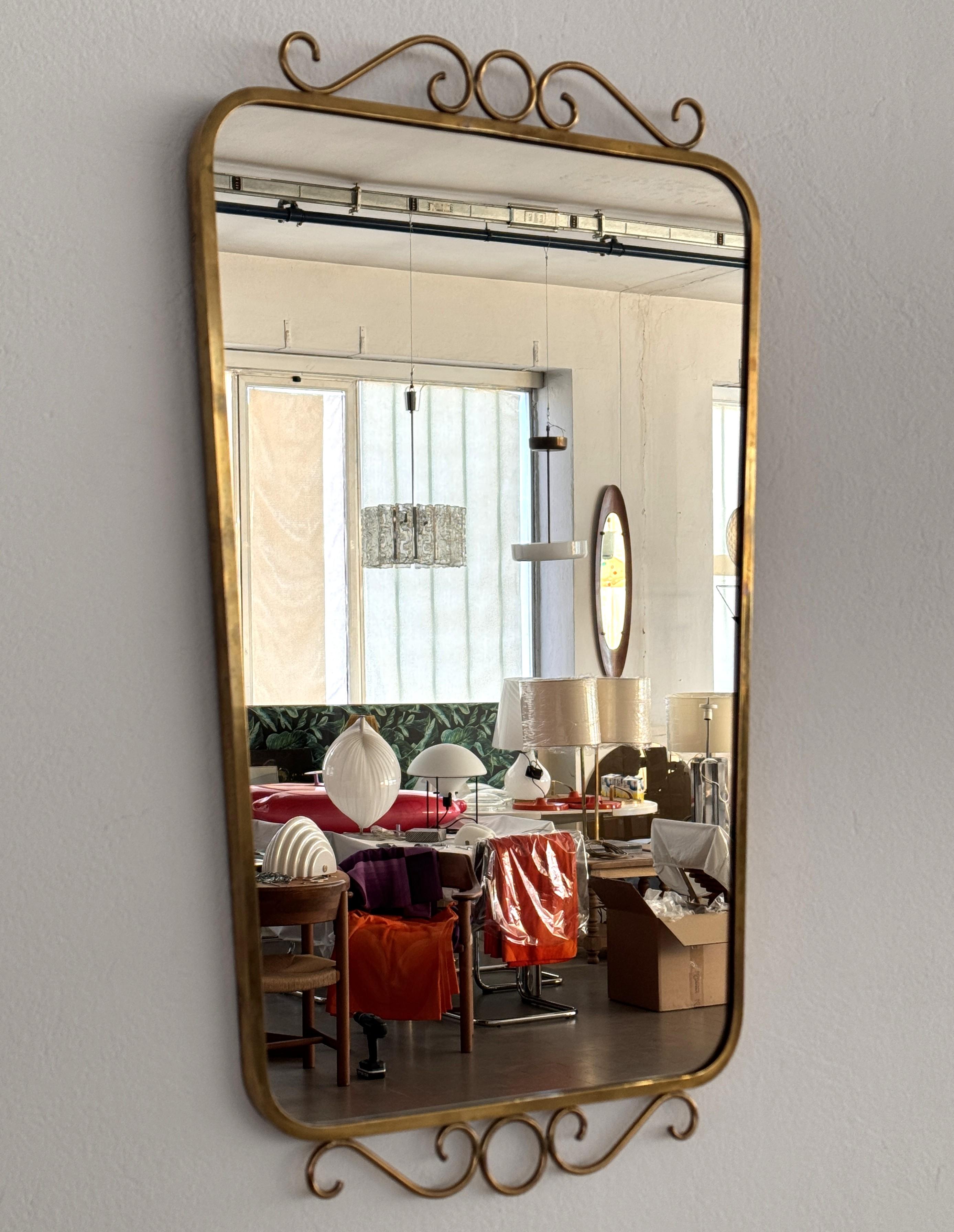 Paire de miroirs muraux italiens en laiton du milieu du siècle, 1970 en vente 3