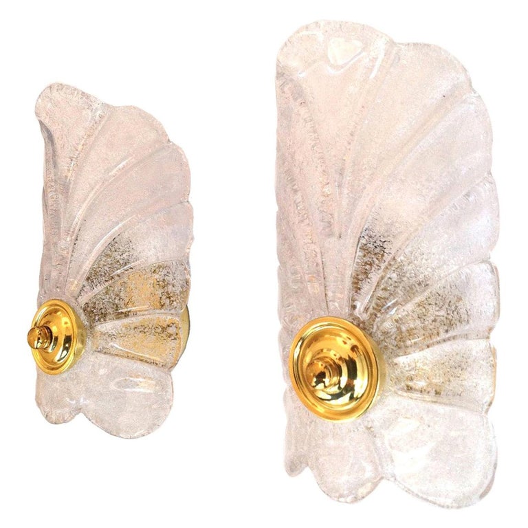 Lovely and beautiful Italian midcentury clear Murano glass wall sconces. These wall sconces were made during the 1970s in Italy.
Each wall sconce is equipped with 1 light sockets (E14). A professional electrician has checked and prepared the piece