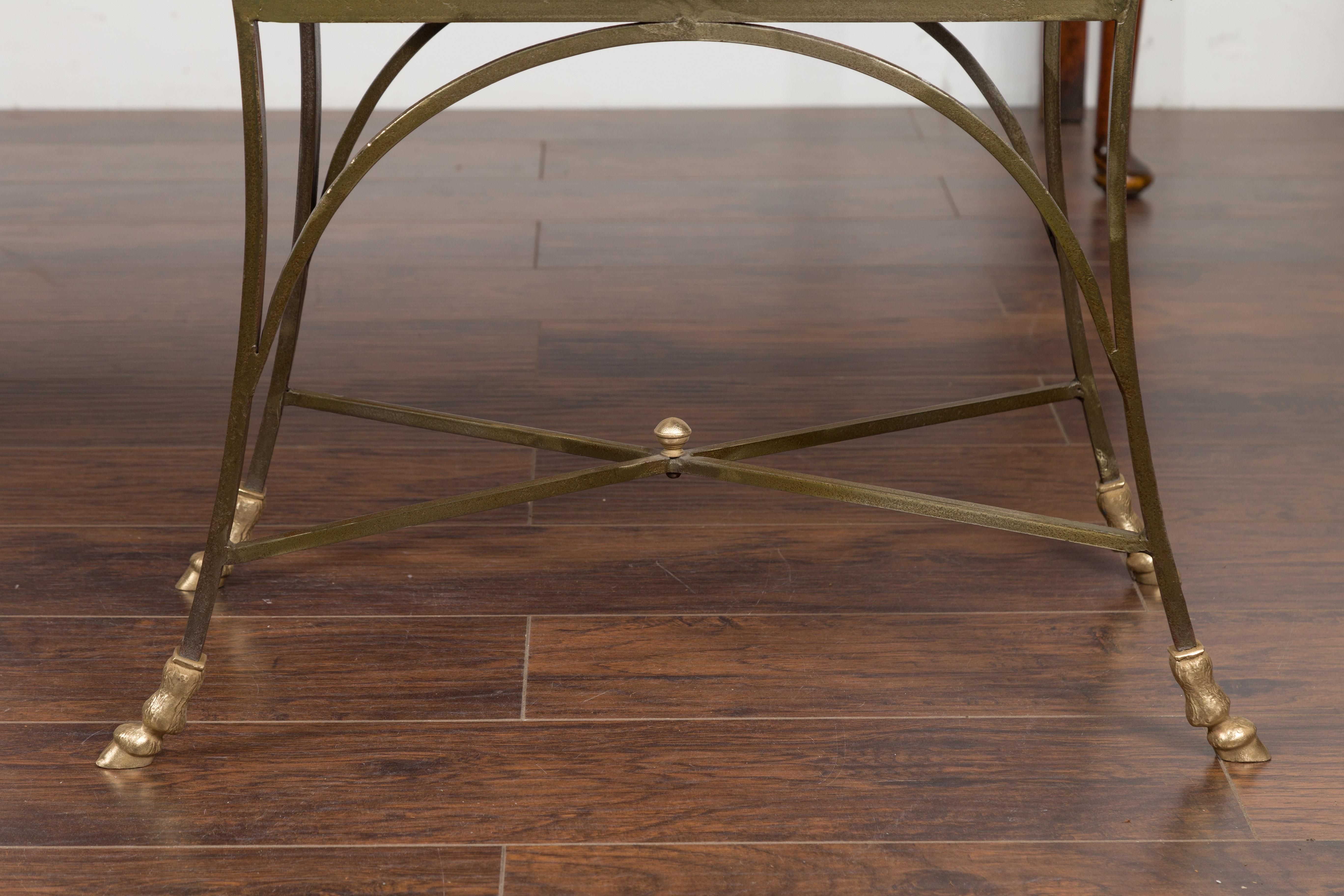 Paire de tabourets italiens de style Directoire du milieu du siècle en acier et laiton avec coussins en vente 4