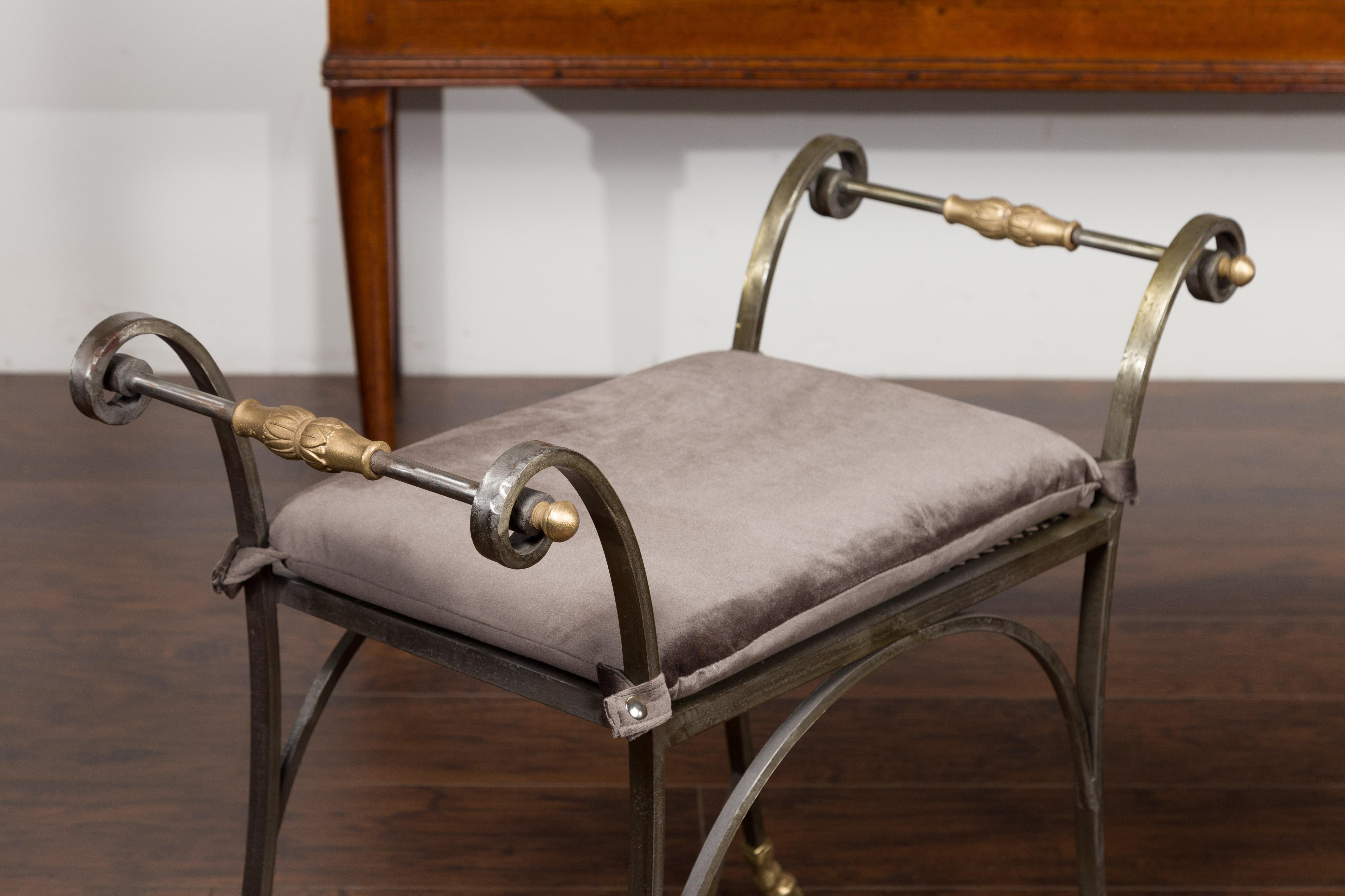 Paire de tabourets italiens de style Directoire du milieu du siècle en acier et laiton avec coussins en vente 5
