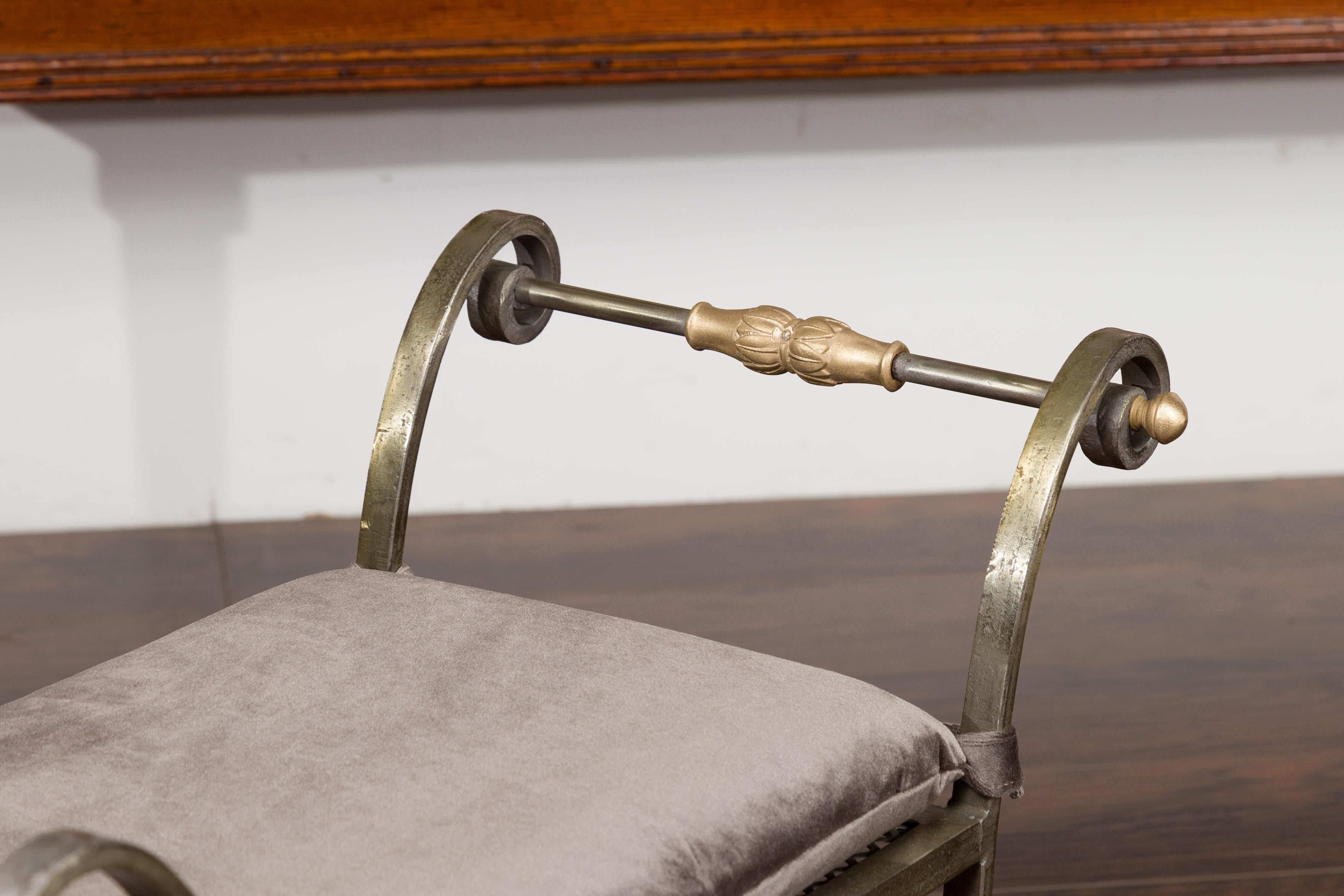 Paire de tabourets italiens de style Directoire du milieu du siècle en acier et laiton avec coussins en vente 6