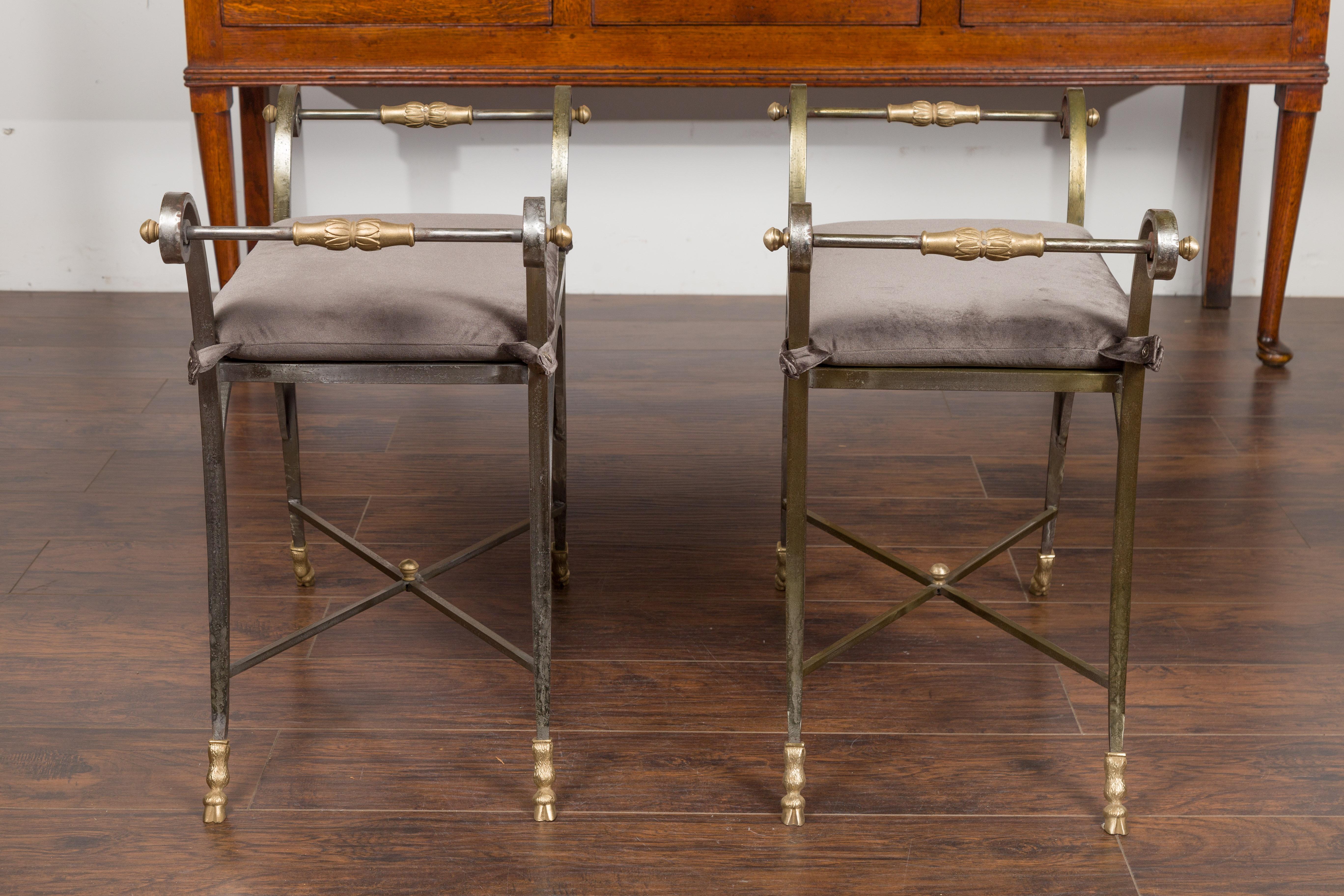 Paire de tabourets italiens de style Directoire du milieu du siècle en acier et laiton avec coussins en vente 7