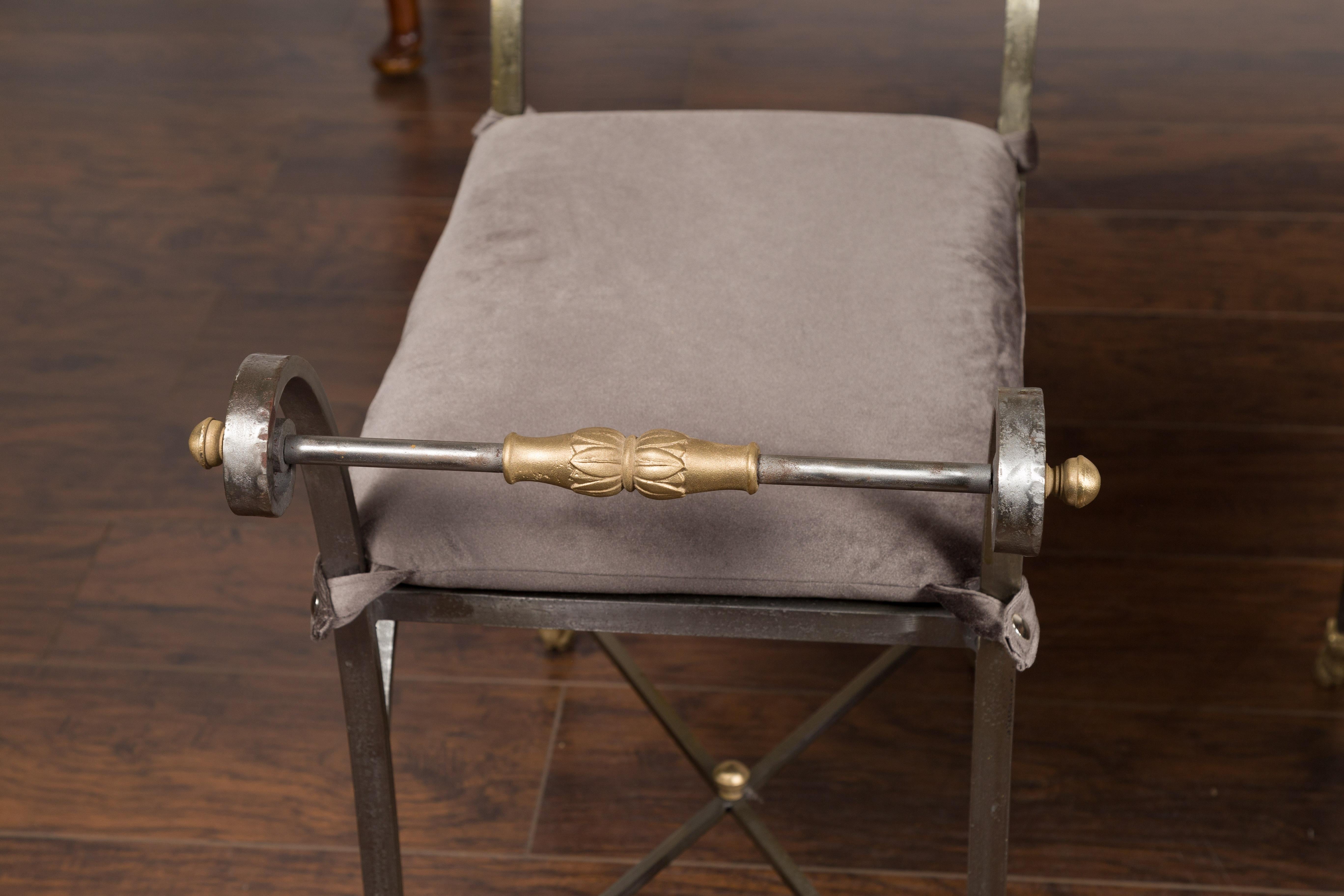 Paire de tabourets italiens de style Directoire du milieu du siècle en acier et laiton avec coussins en vente 9
