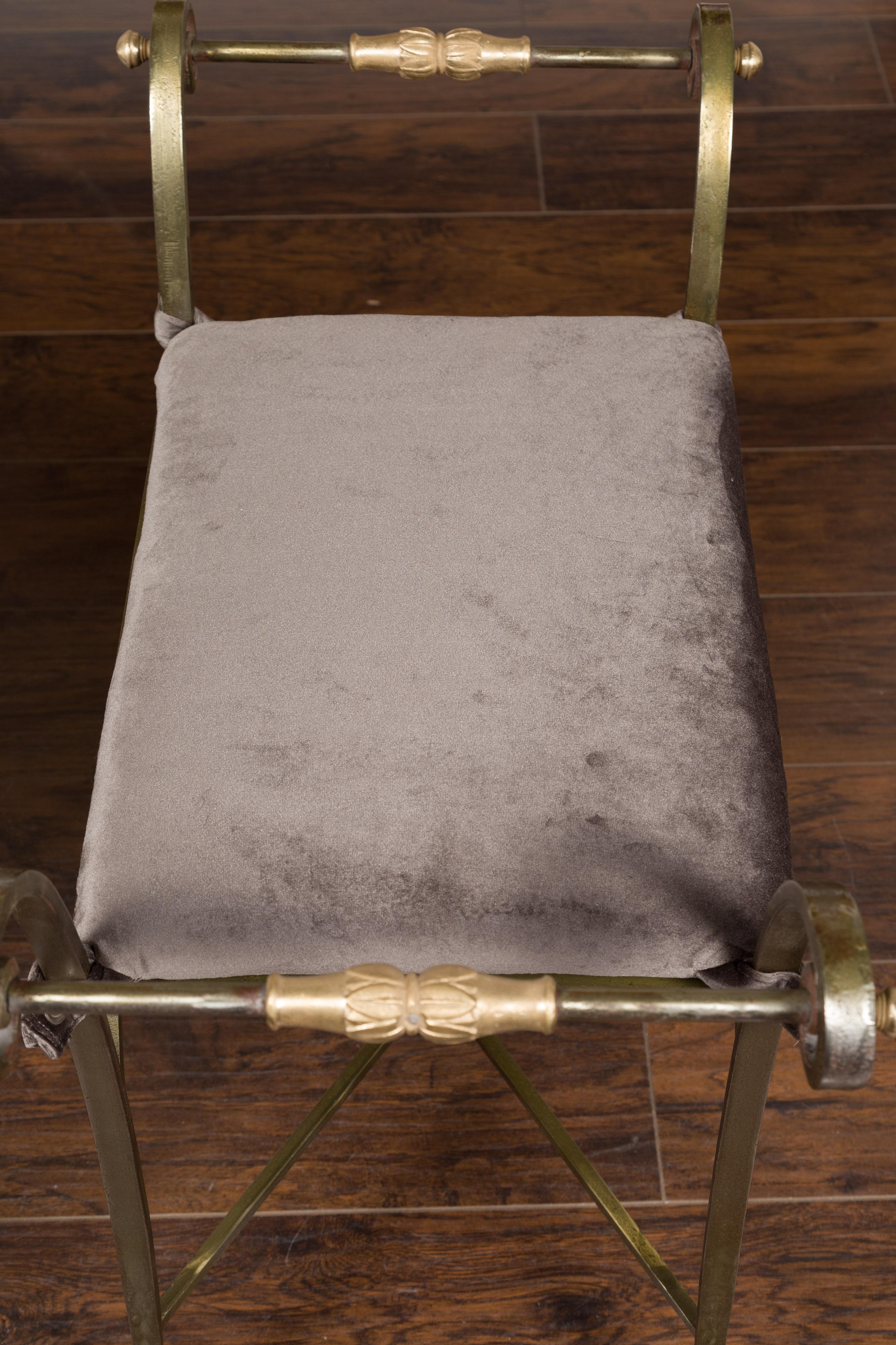 Paire de tabourets italiens de style Directoire du milieu du siècle en acier et laiton avec coussins en vente 10