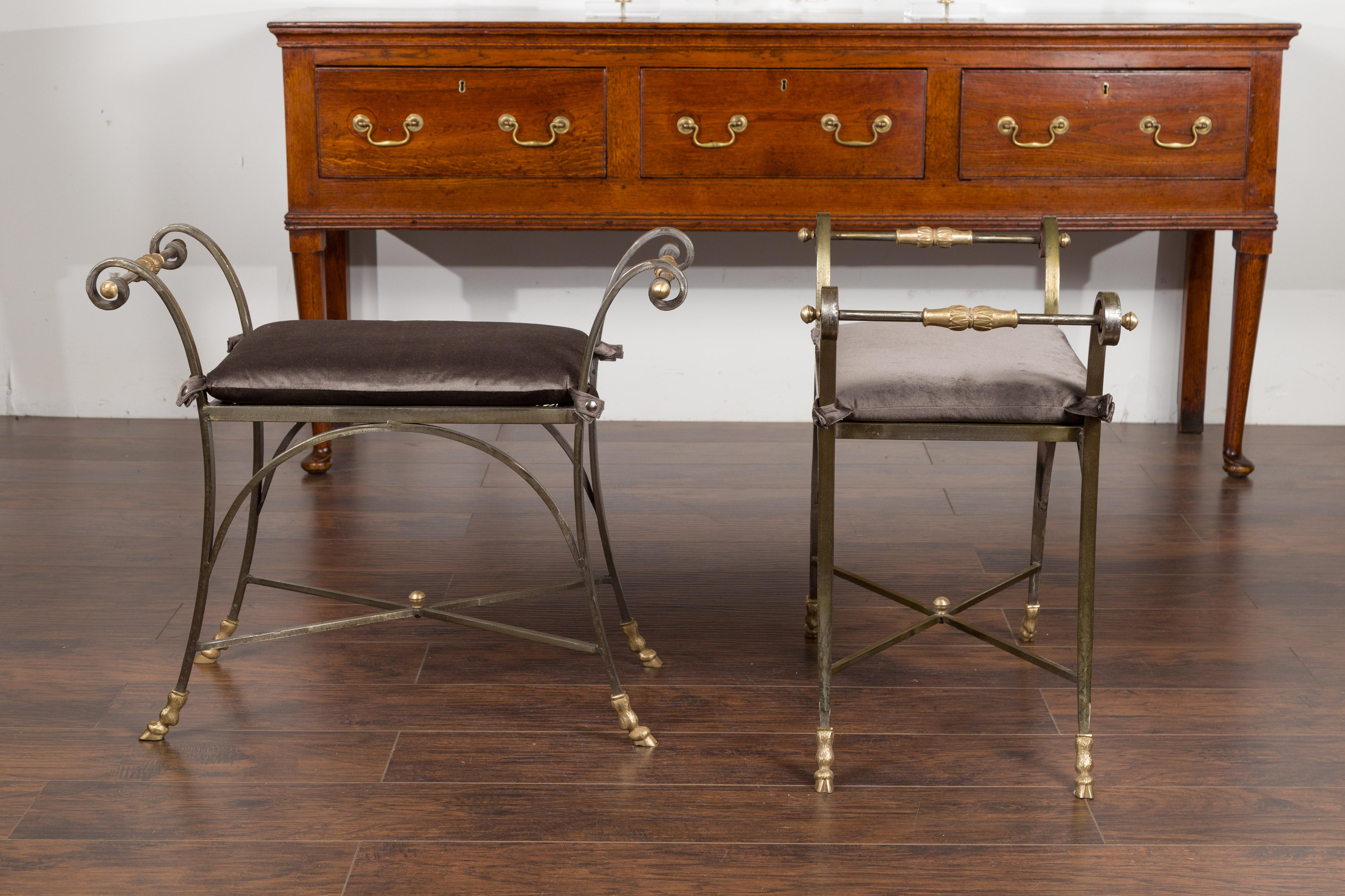 Paire de tabourets italiens de style Directoire du milieu du siècle en acier et laiton avec coussins en vente 11