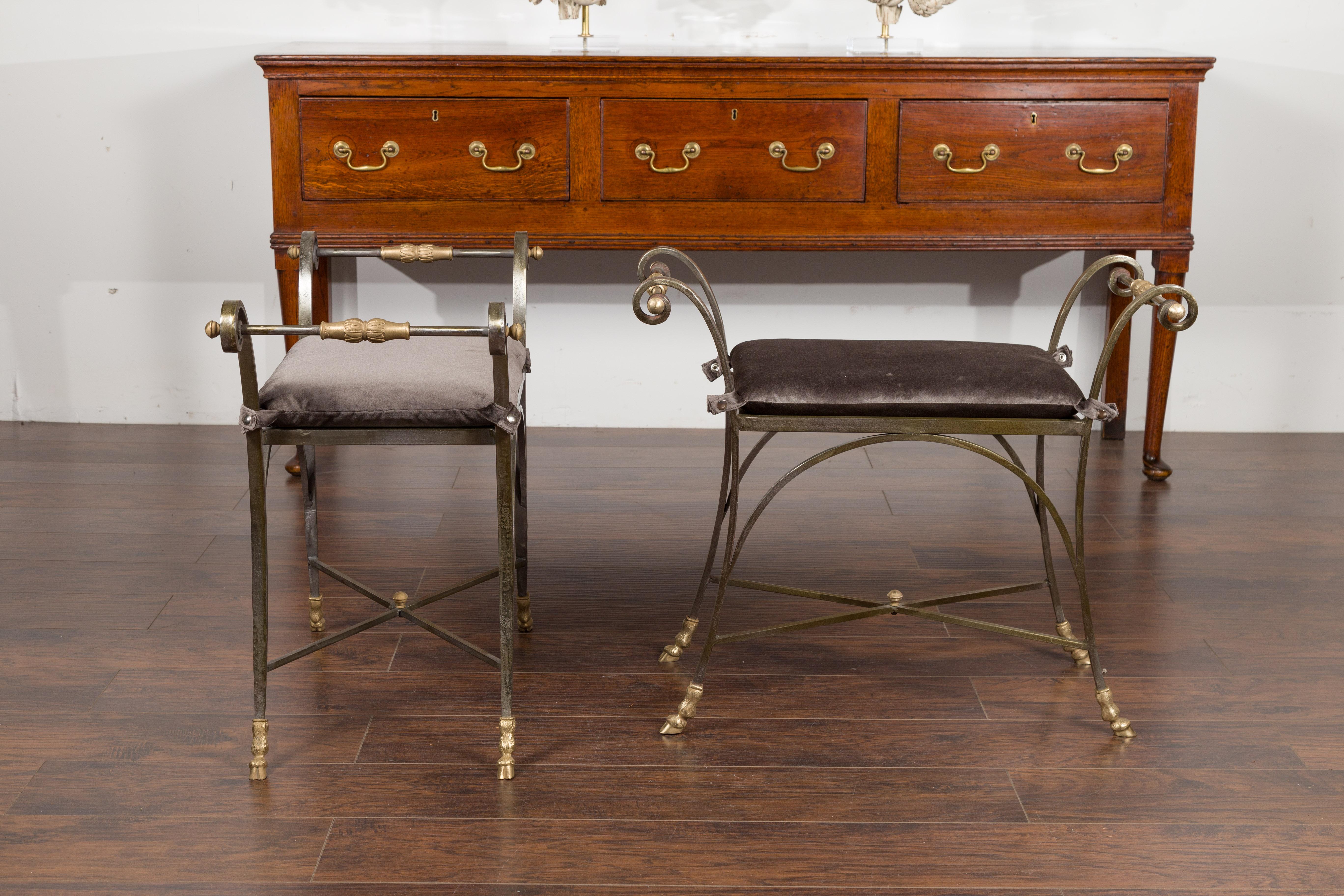 Paire de tabourets italiens de style Directoire du milieu du siècle en acier et laiton avec coussins en vente 12
