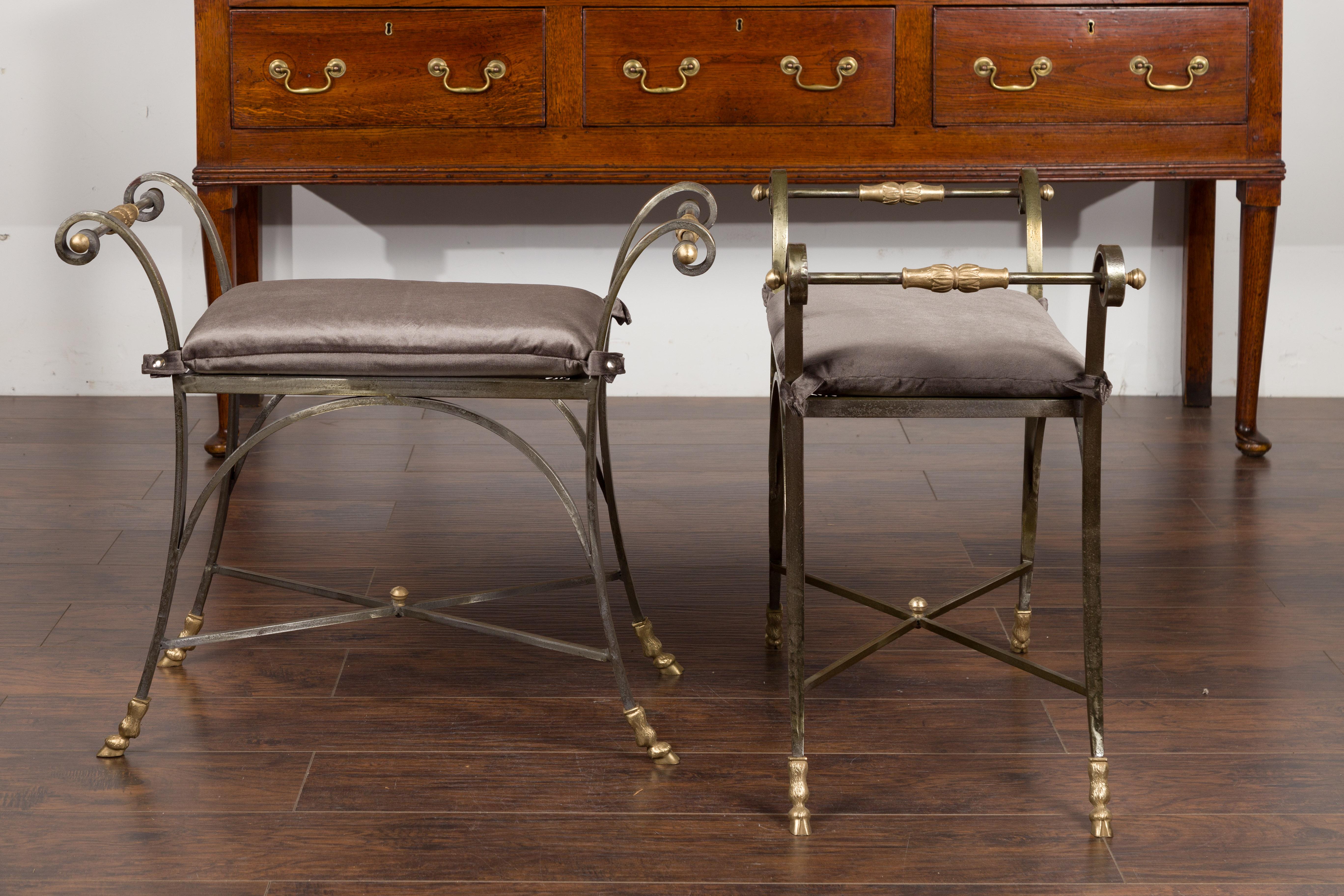 Paire de tabourets italiens de style Directoire du milieu du siècle en acier et laiton avec coussins en vente 13