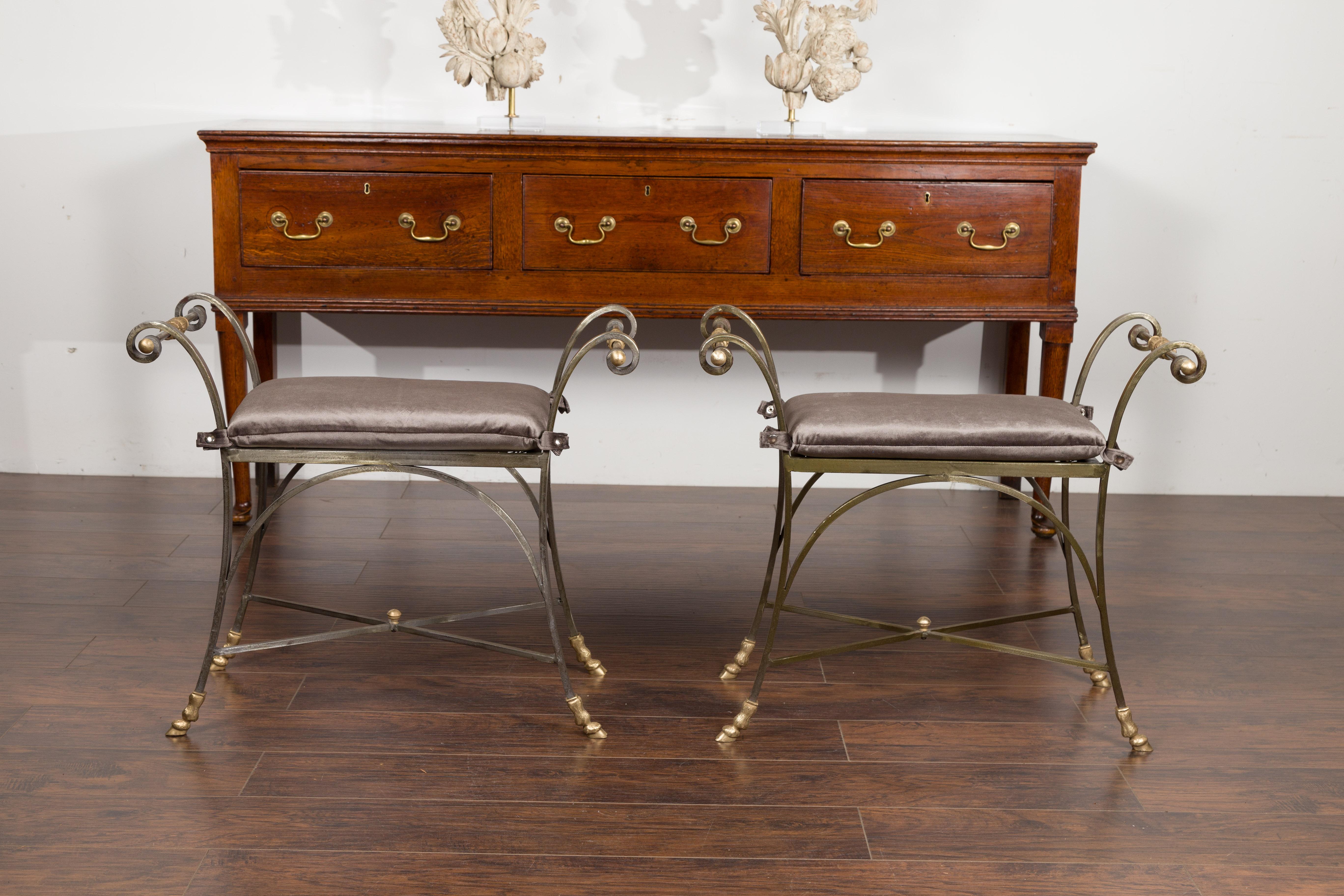 Paire de tabourets italiens de style Directoire en acier et laiton, datant du milieu du 20e siècle, avec coussins en velours gris. Nous avons actuellement deux paires disponibles, vendues au prix de 8 475 $ chacune. Créée en Italie à l'époque du