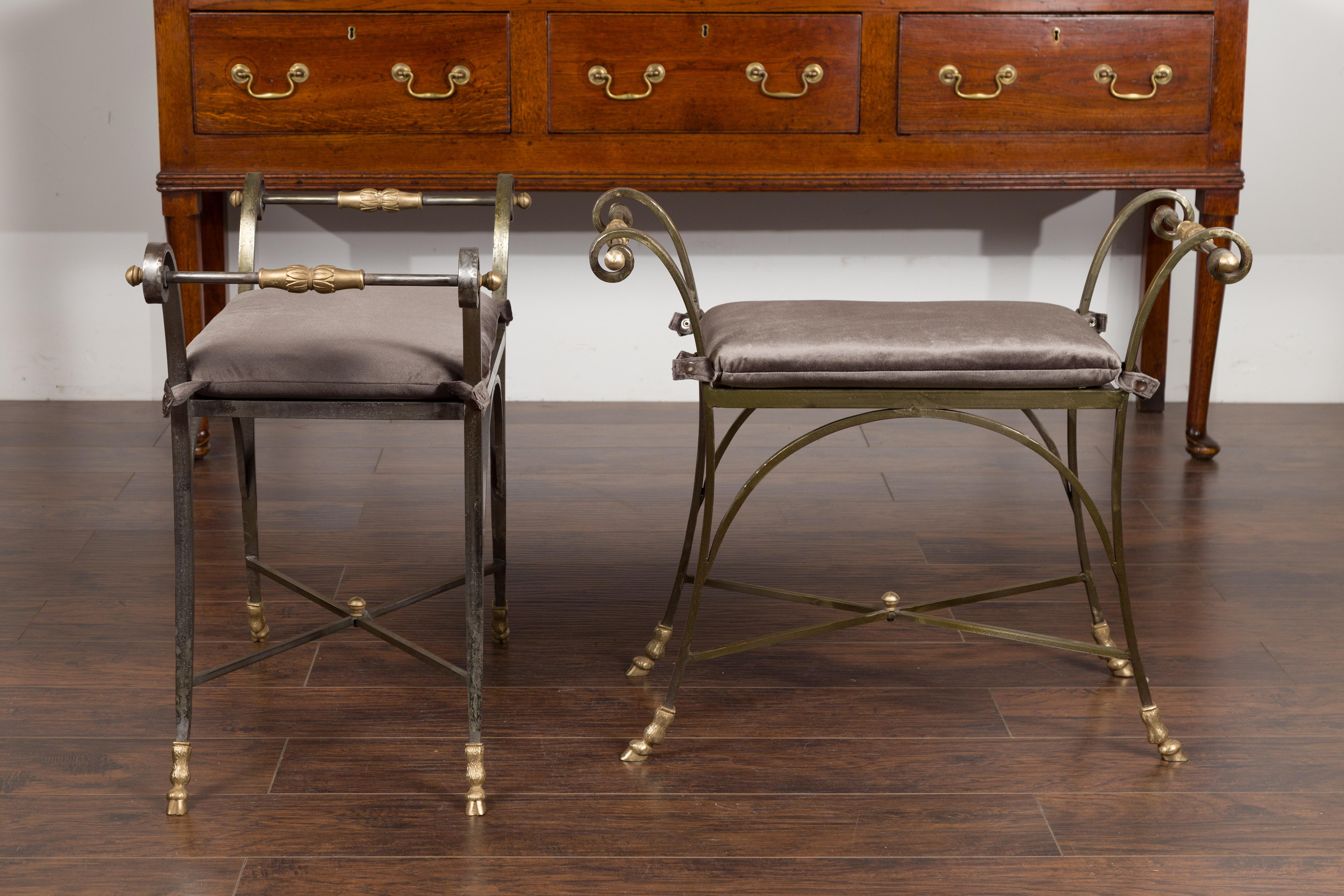 Paire de tabourets italiens de style Directoire du milieu du siècle en acier et laiton avec coussins en vente 14