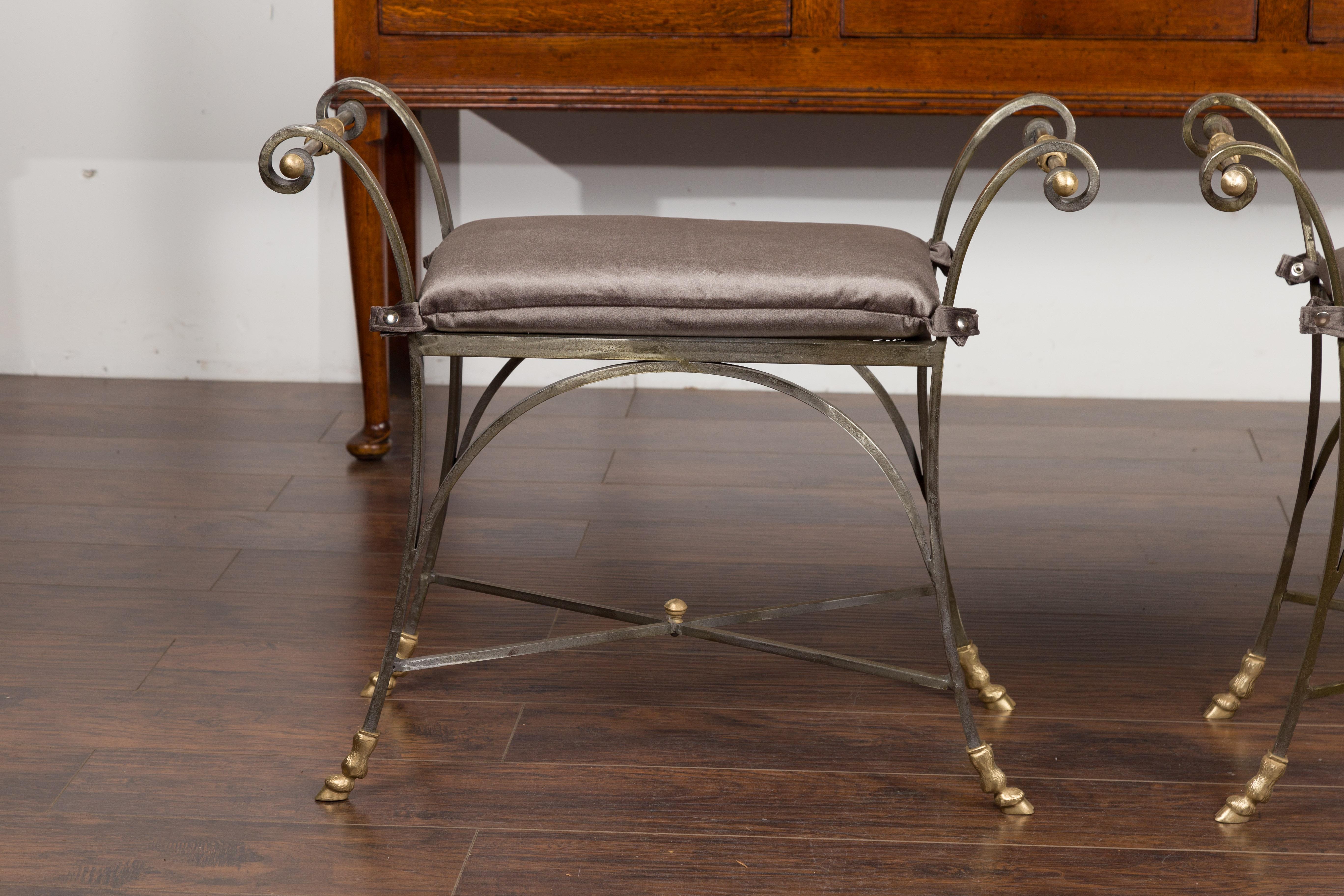 Mid-Century Modern Paire de tabourets italiens de style Directoire du milieu du siècle en acier et laiton avec coussins en vente
