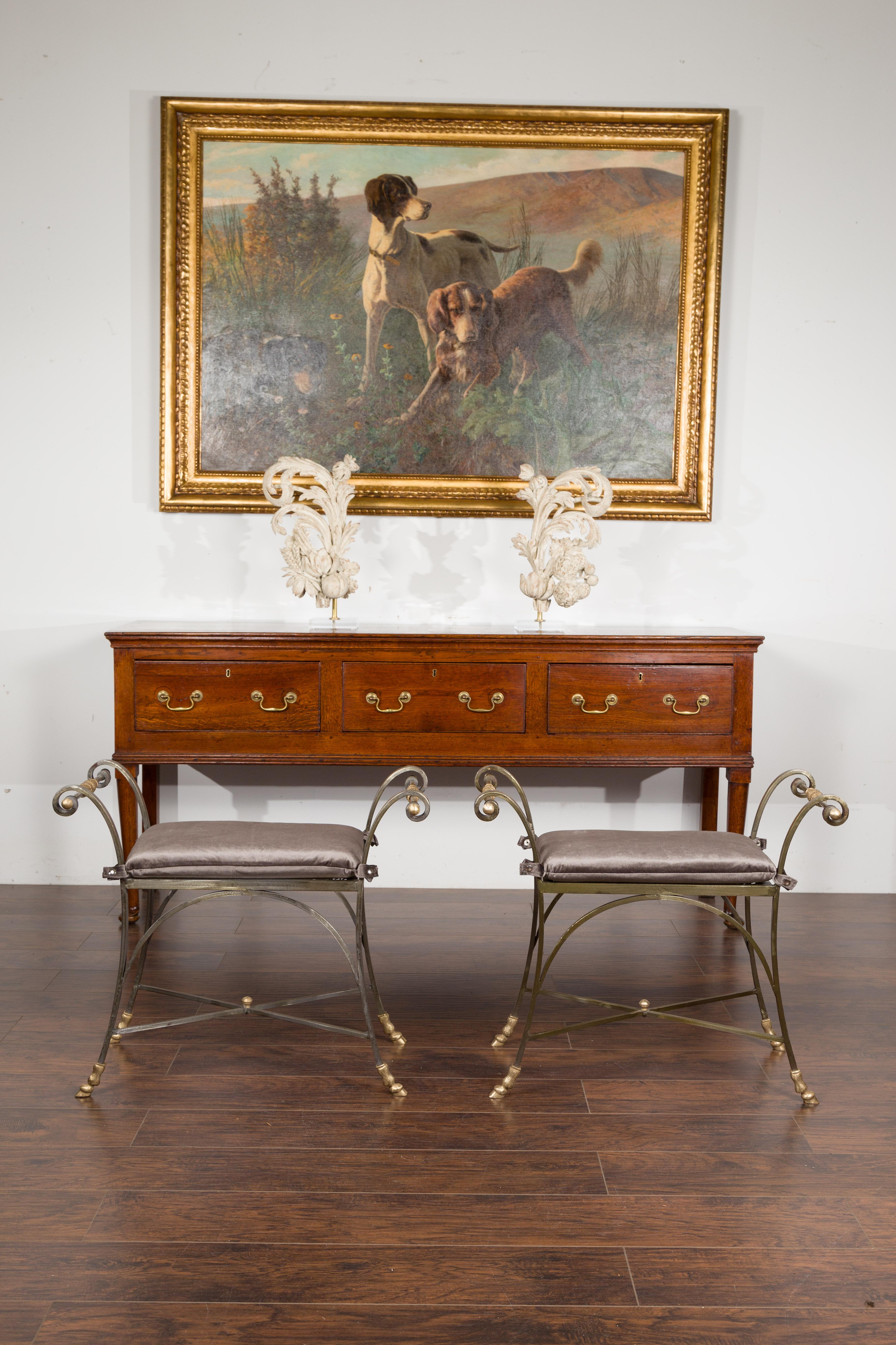Paire de tabourets italiens de style Directoire du milieu du siècle en acier et laiton avec coussins Bon état - En vente à Atlanta, GA