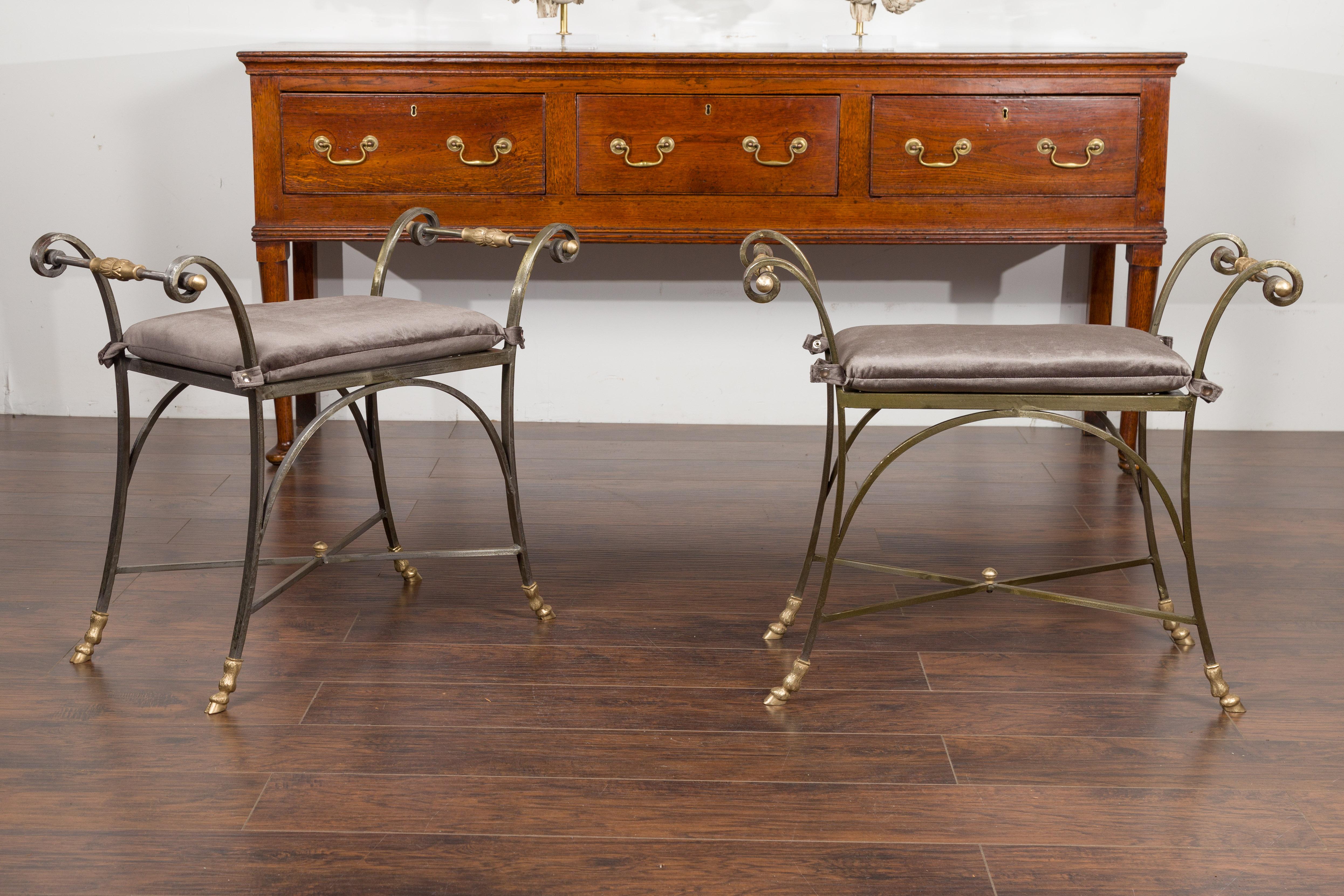 20ième siècle Paire de tabourets italiens de style Directoire du milieu du siècle en acier et laiton avec coussins en vente