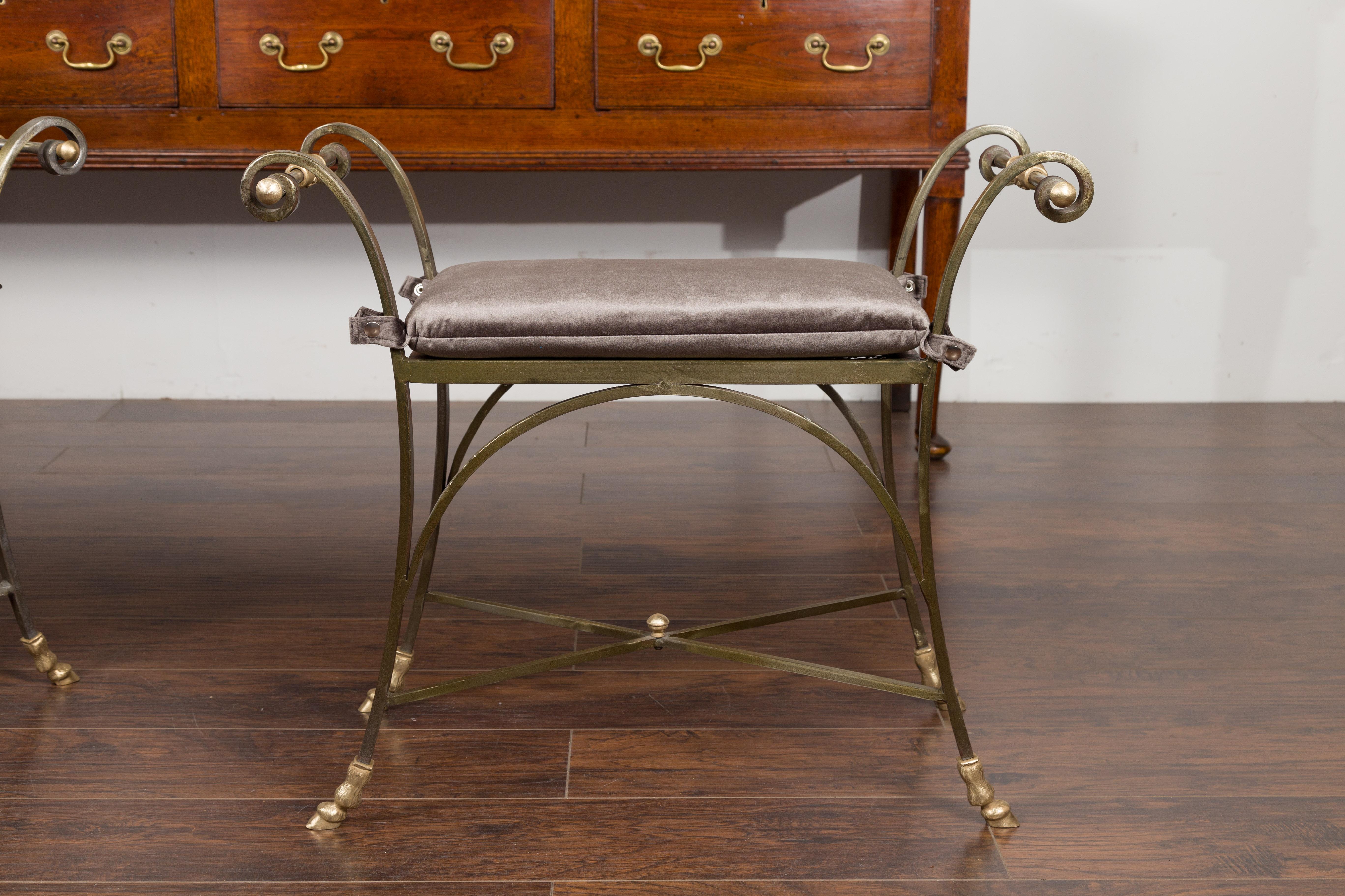 Laiton Paire de tabourets italiens de style Directoire du milieu du siècle en acier et laiton avec coussins en vente