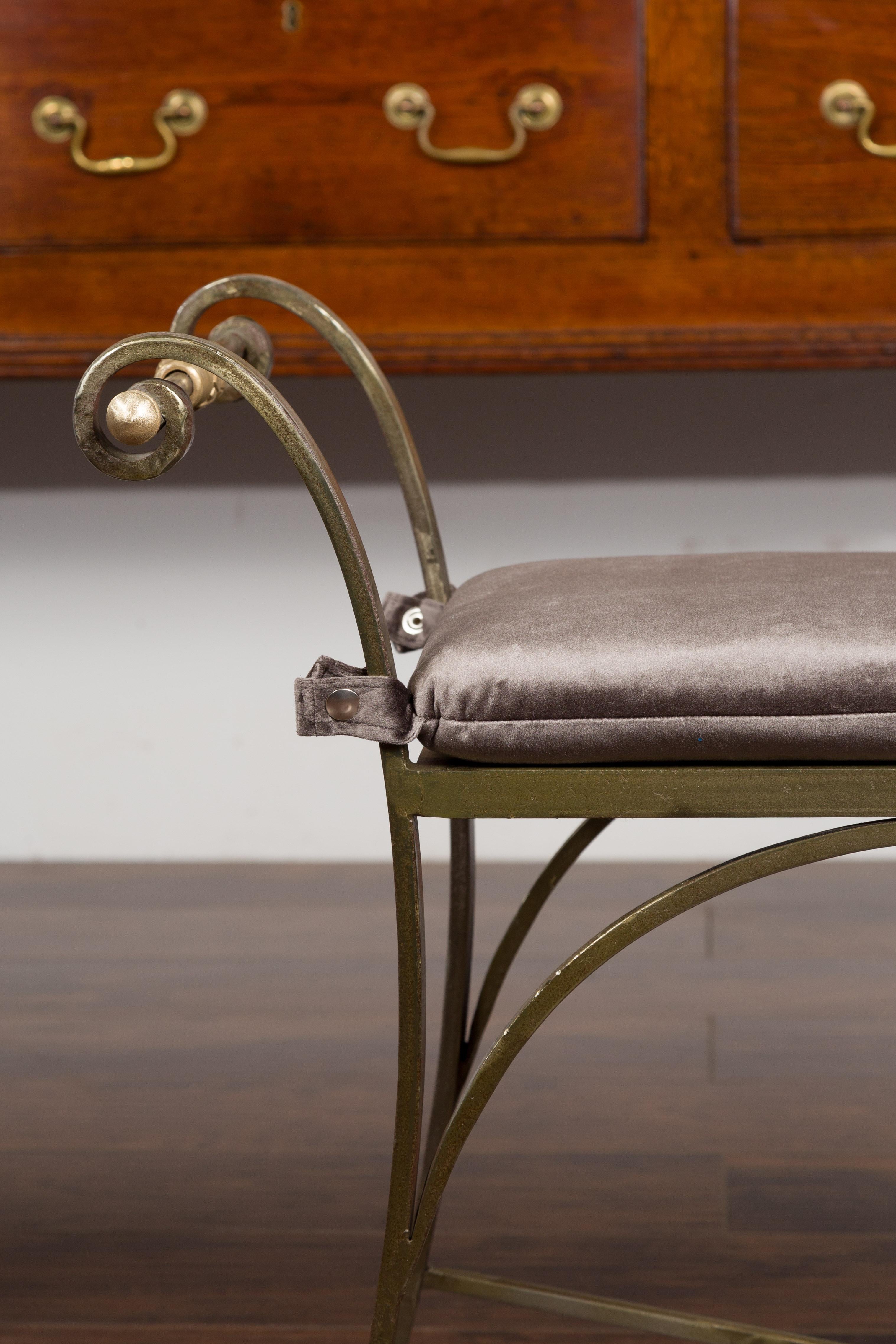 Paire de tabourets italiens de style Directoire du milieu du siècle en acier et laiton avec coussins en vente 1