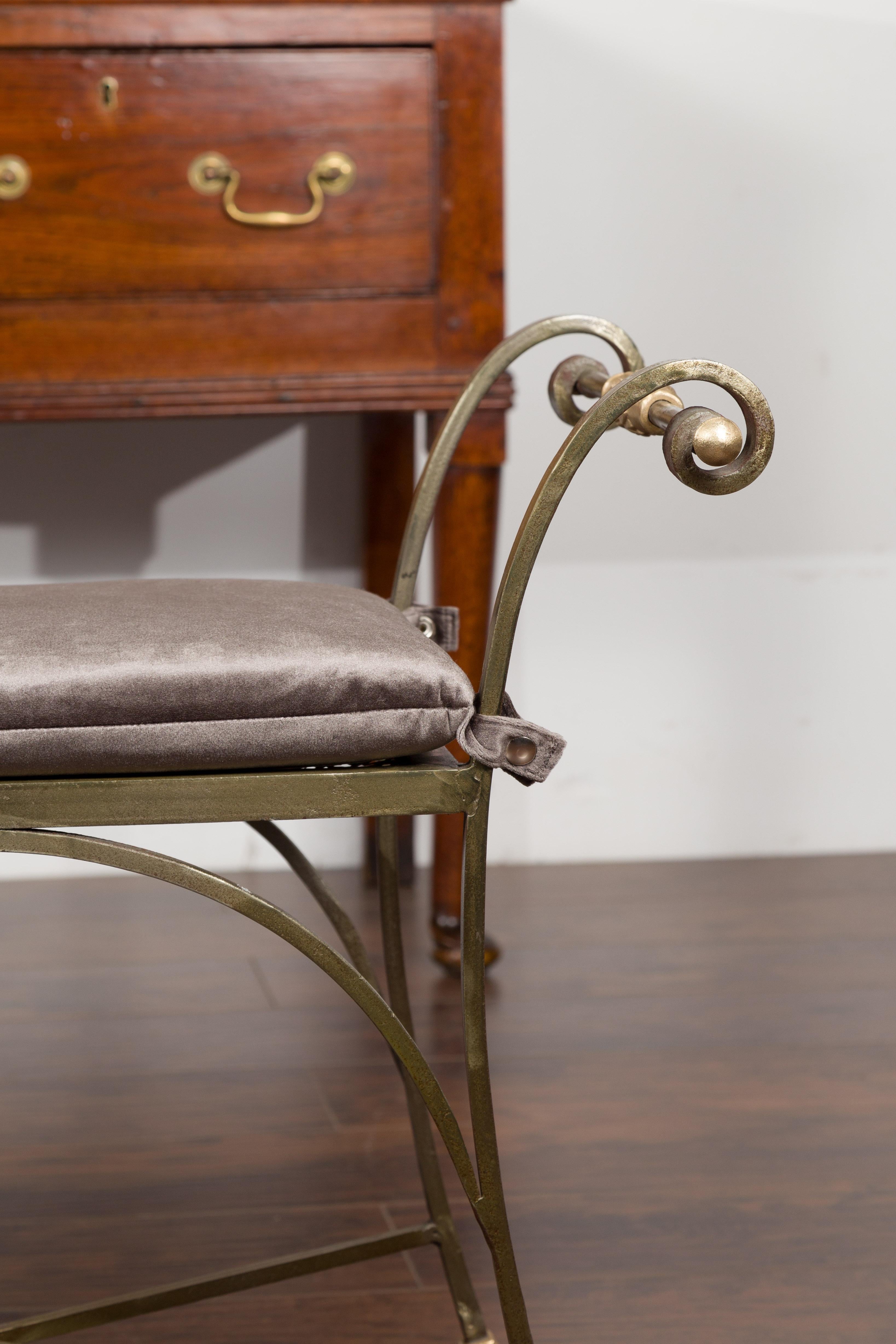 Paire de tabourets italiens de style Directoire du milieu du siècle en acier et laiton avec coussins en vente 2