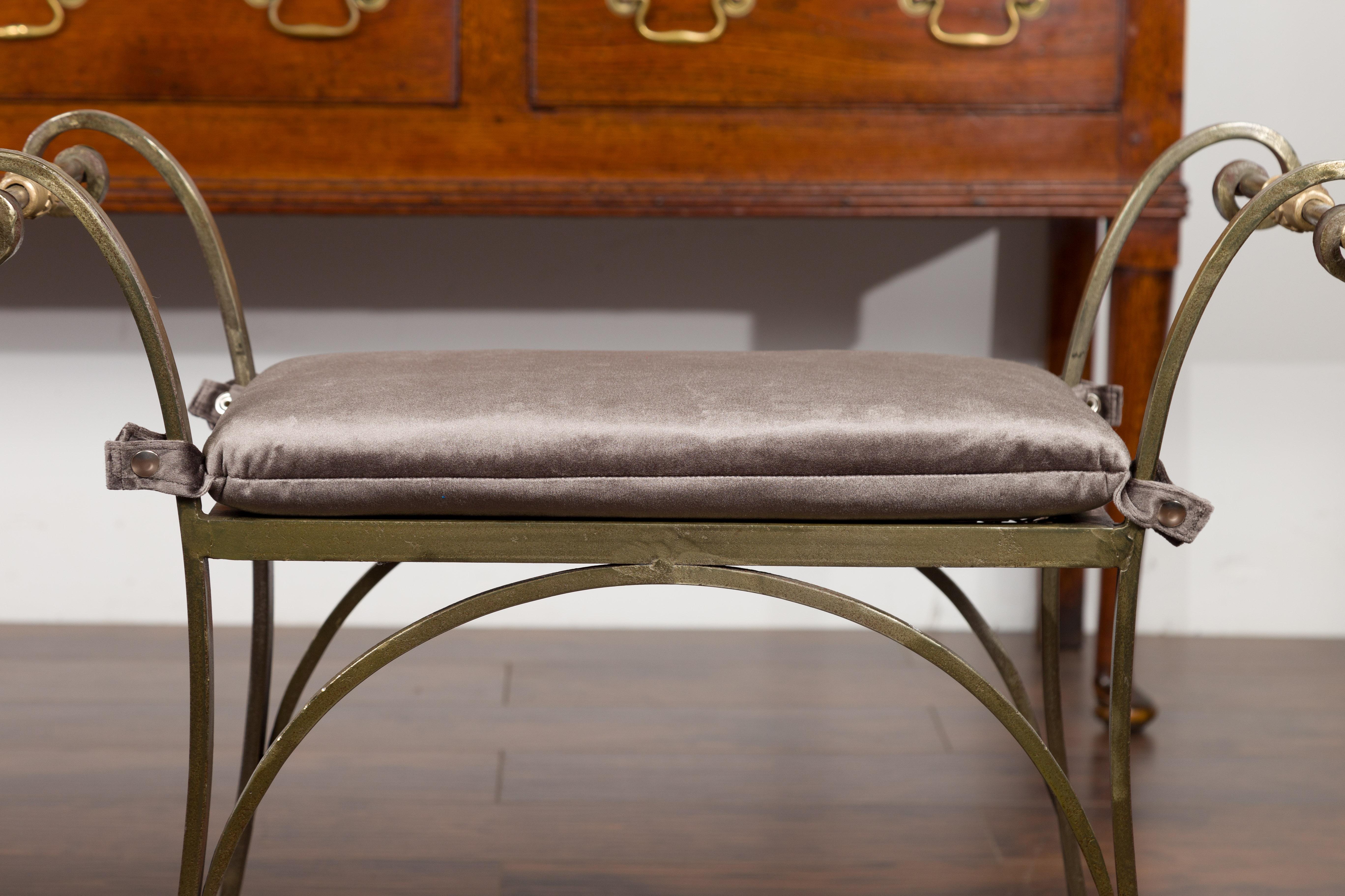 Paire de tabourets italiens de style Directoire du milieu du siècle en acier et laiton avec coussins en vente 3