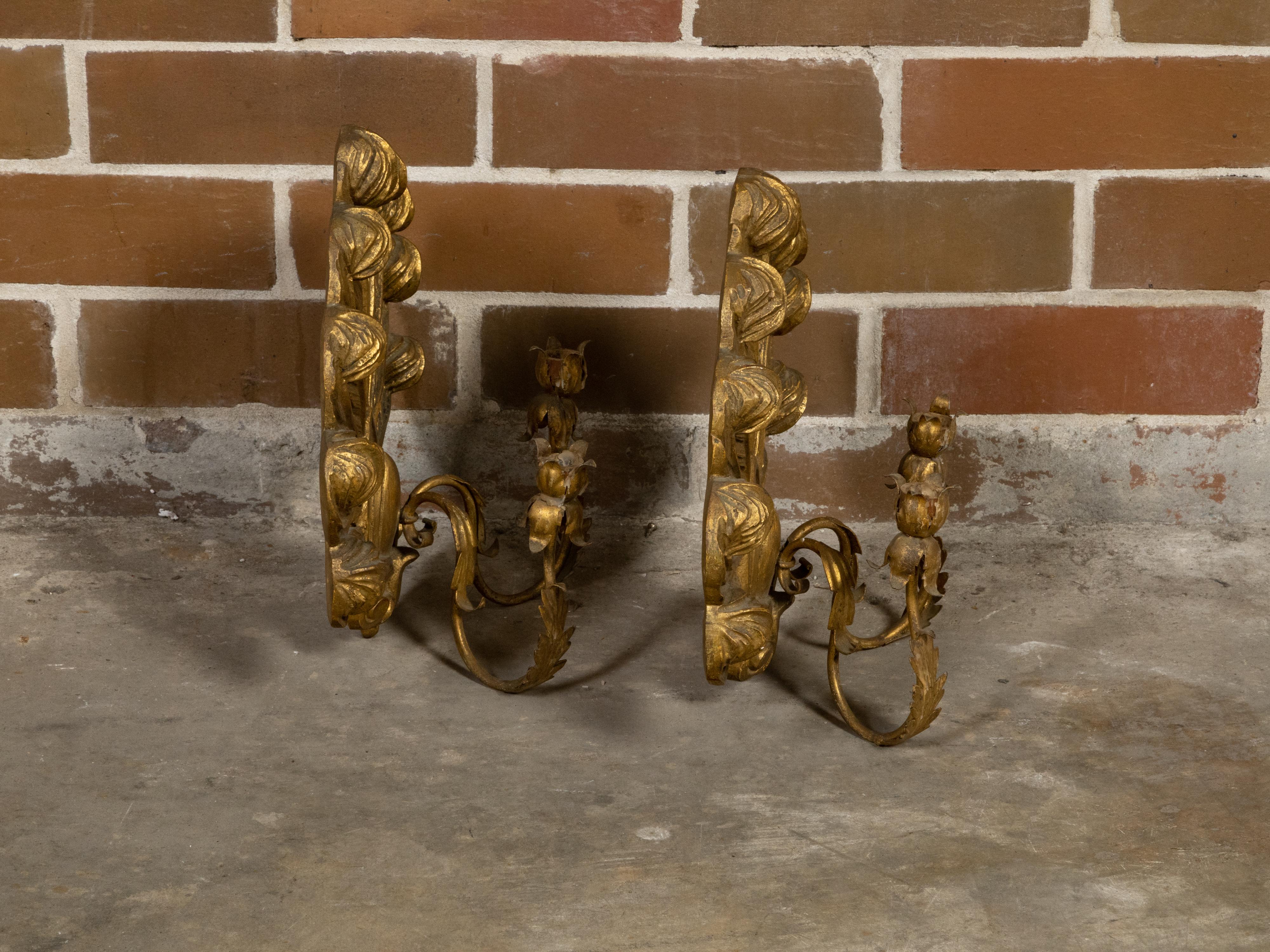 20th Century Pair of Italian Midcentury Giltwood Candle Sconces with Carved Feathers For Sale