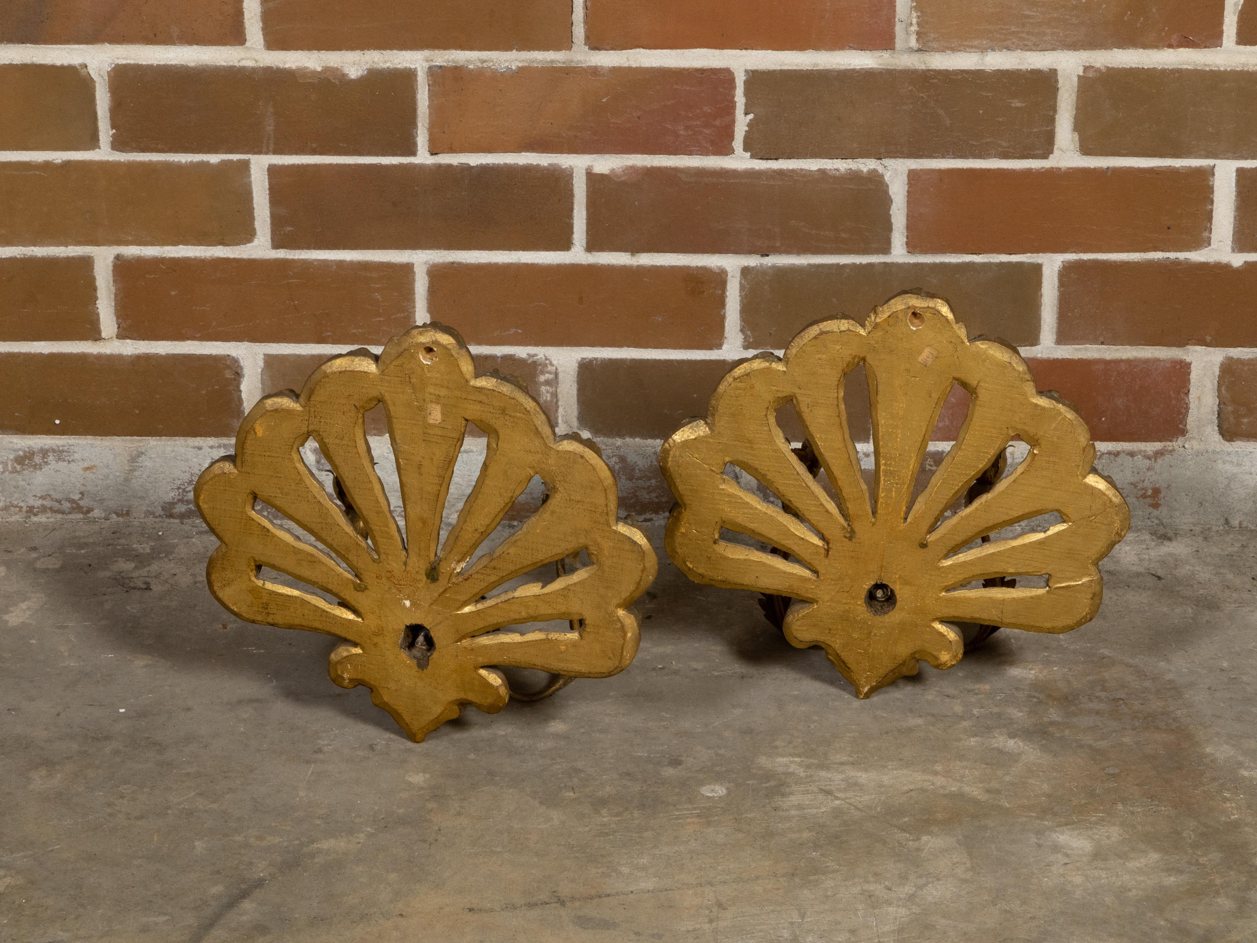 20ième siècle Paire d'appliques à bougie en bois doré italien du milieu du siècle avec plumes sculptées en vente