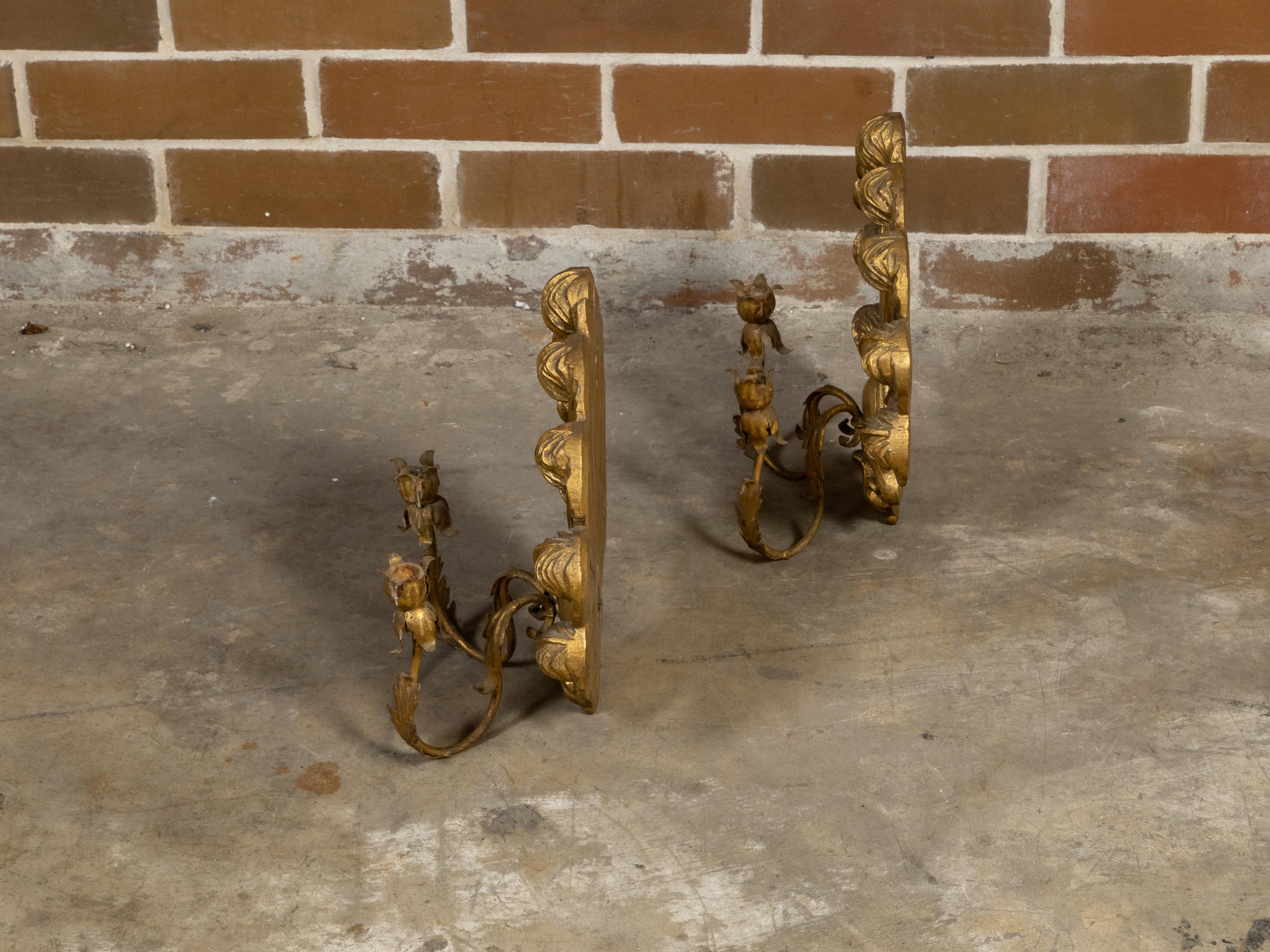 Bois doré Paire d'appliques à bougie en bois doré italien du milieu du siècle avec plumes sculptées en vente