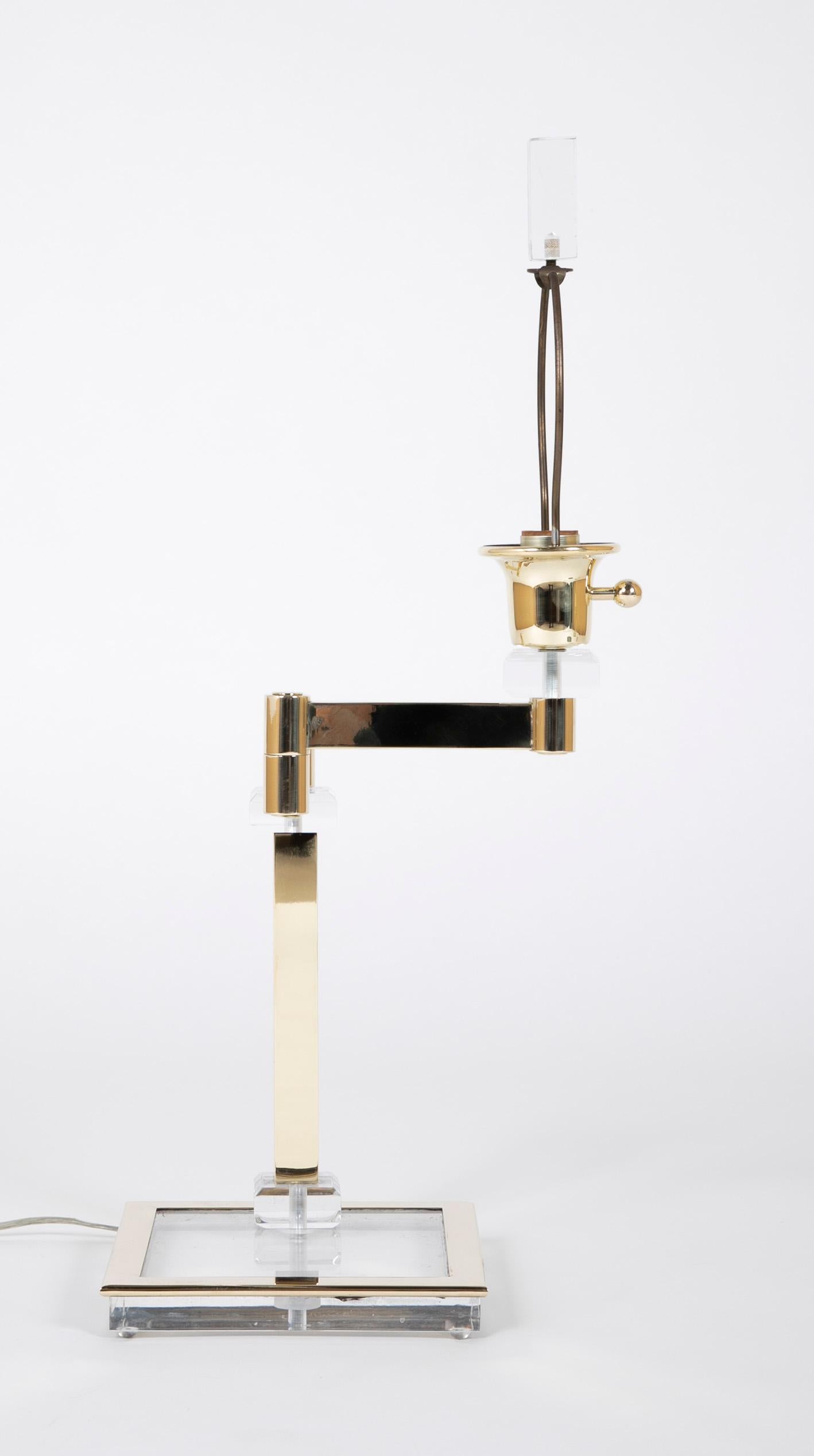 Coppia di lampade da comodino regolabili in lucite e ottone, metà del XX secolo in vendita 6
