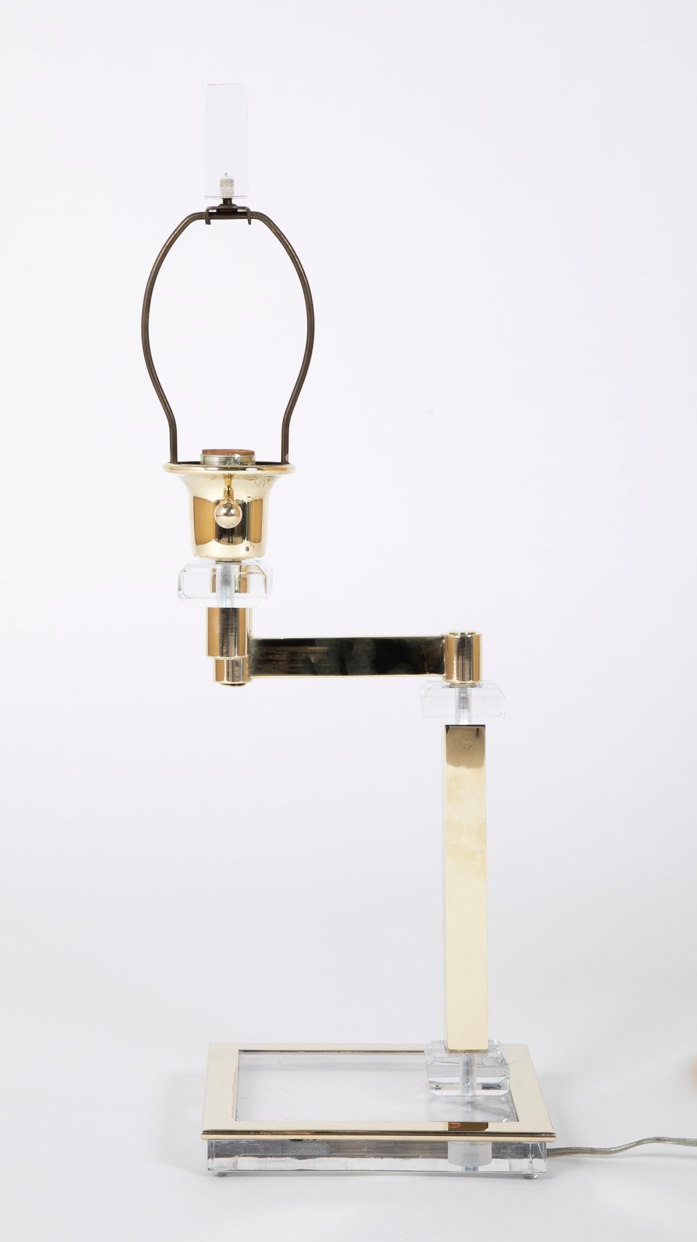 Paire de lampes de chevet réglables en lucite et laiton de style italien moderne du milieu du siècle dernier en vente 8