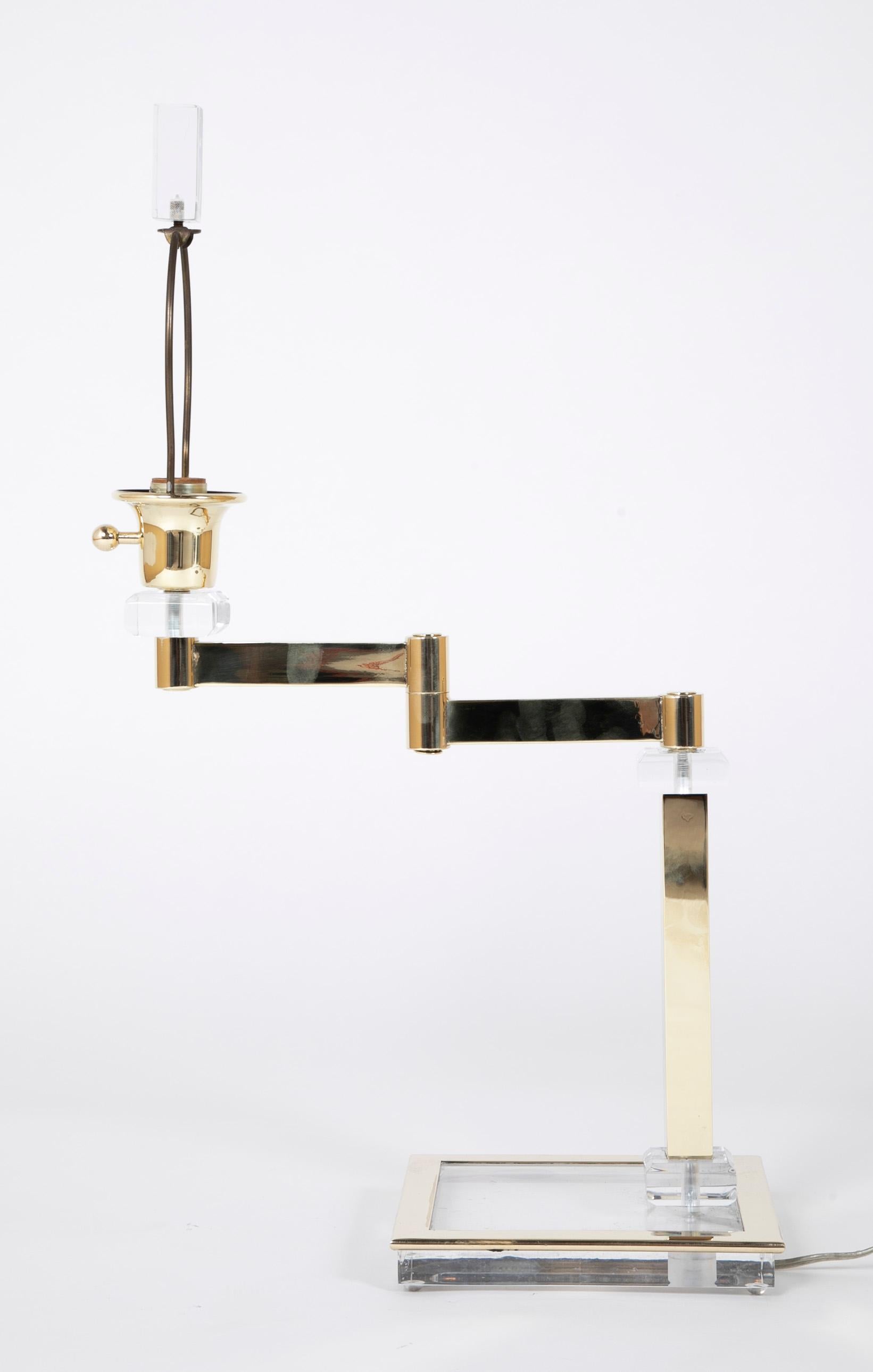 Coppia di lampade da comodino regolabili in lucite e ottone, metà del XX secolo in vendita 9
