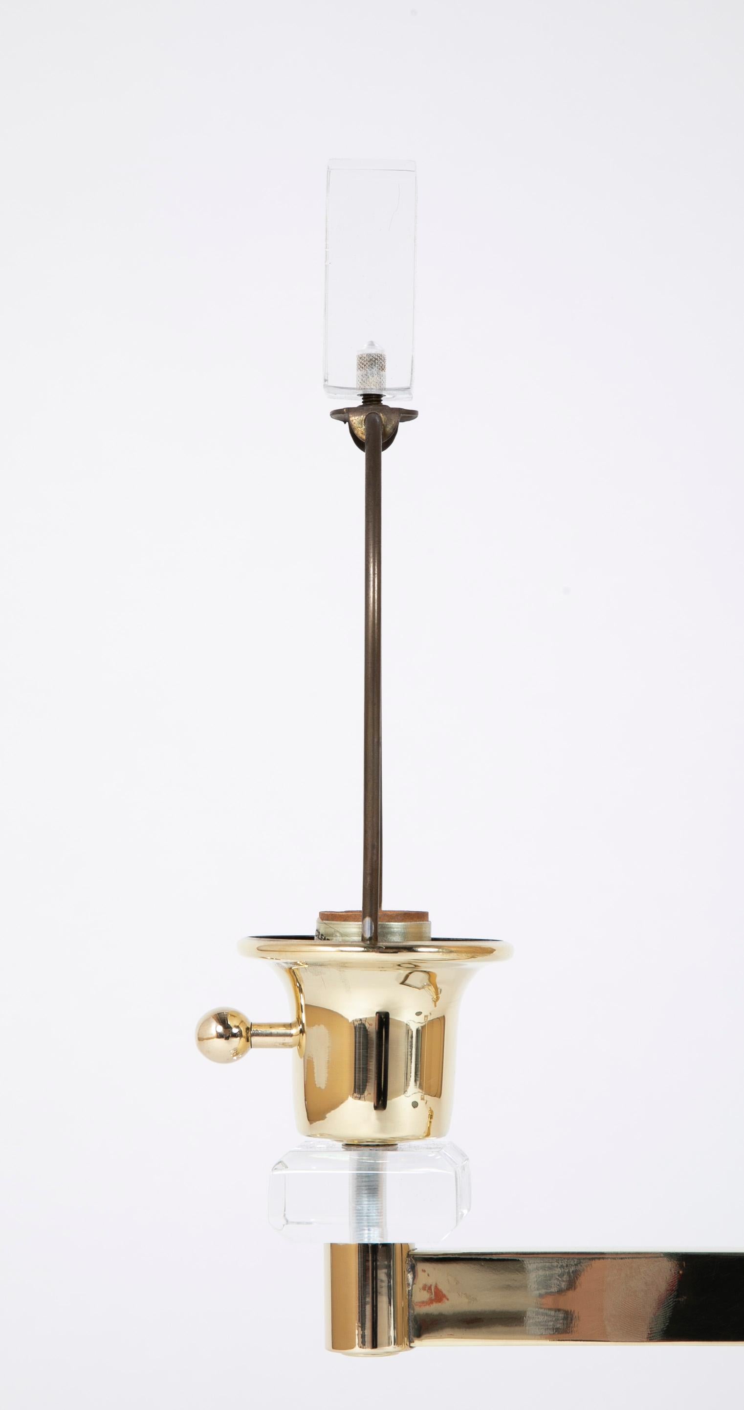 Paire de lampes de chevet réglables en lucite et laiton de style italien moderne du milieu du siècle dernier en vente 11