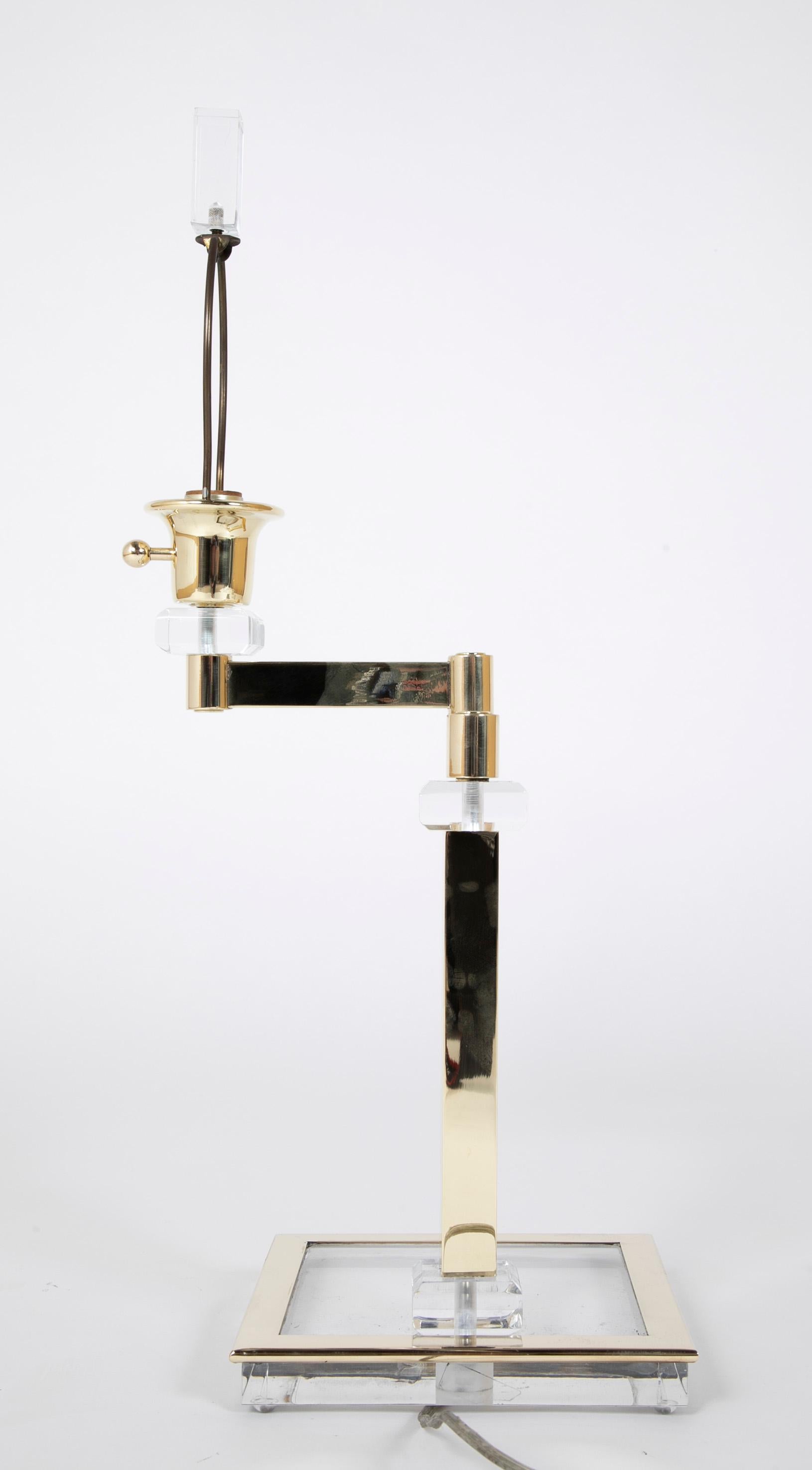 Paire de lampes de chevet réglables en lucite et laiton de style italien moderne du milieu du siècle dernier en vente 12