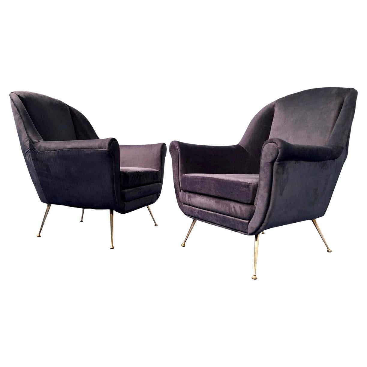 Une paire de fauteuils ou fauteuils club en velours bleu nuit très élégants et extrêmement confortables de style Gio Ponti, originaux des années 1950, avec des pieds en laiton poli. Les sièges sont recouverts de velours bleu résistant aux taches.


 