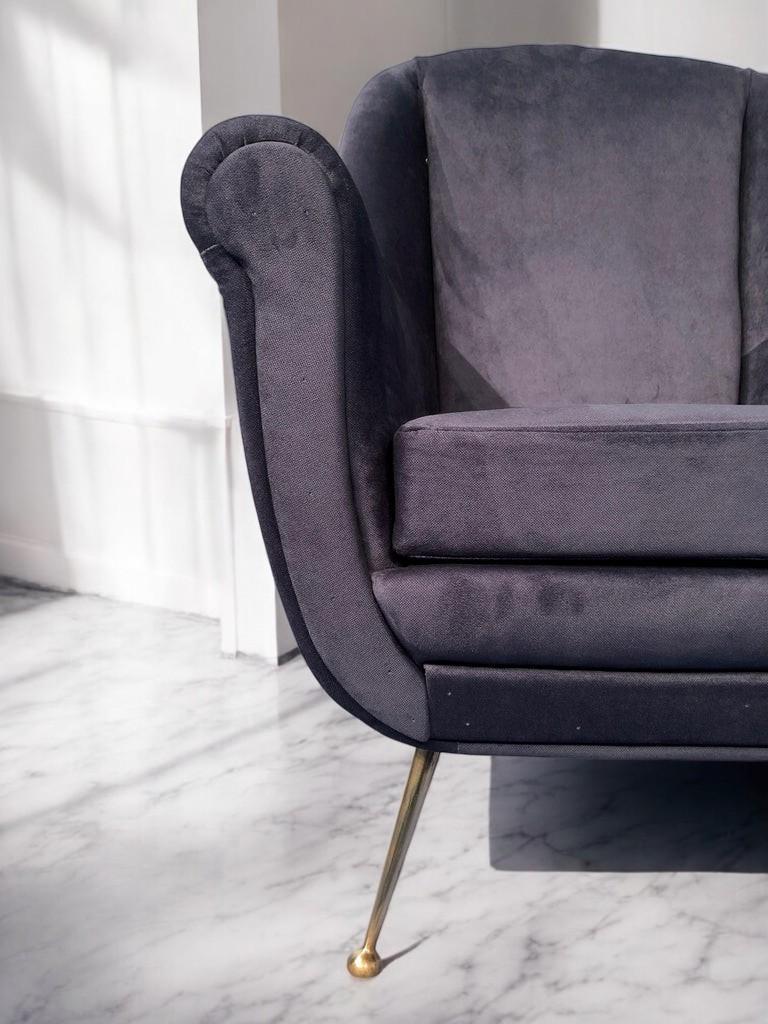 Laiton Paire de fauteuils italiens du milieu du siècle en velours bleu nuit, style Gio Ponti, années 1950 en vente