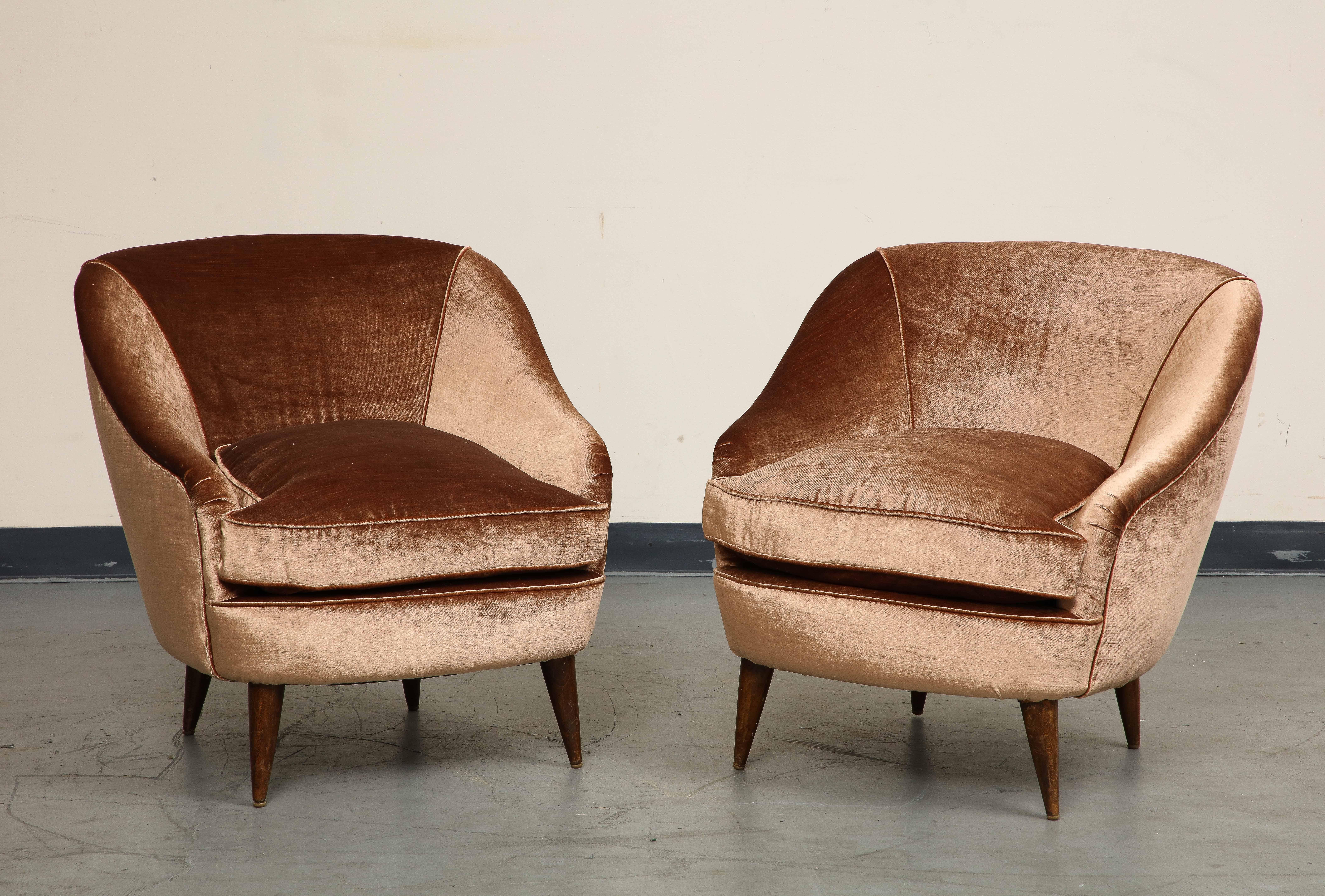 Pair of Italian Mid-Century Modern Lounge Chairs in Copper Velvet In Good Condition In Chicago, IL