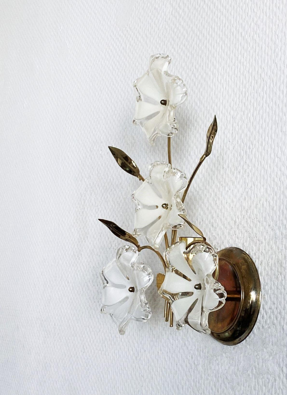 Pair of Italian Mid-Century Brass and Murano Glass Flowers Wall Sconces, 1960s In Good Condition In Frankfurt am Main, DE