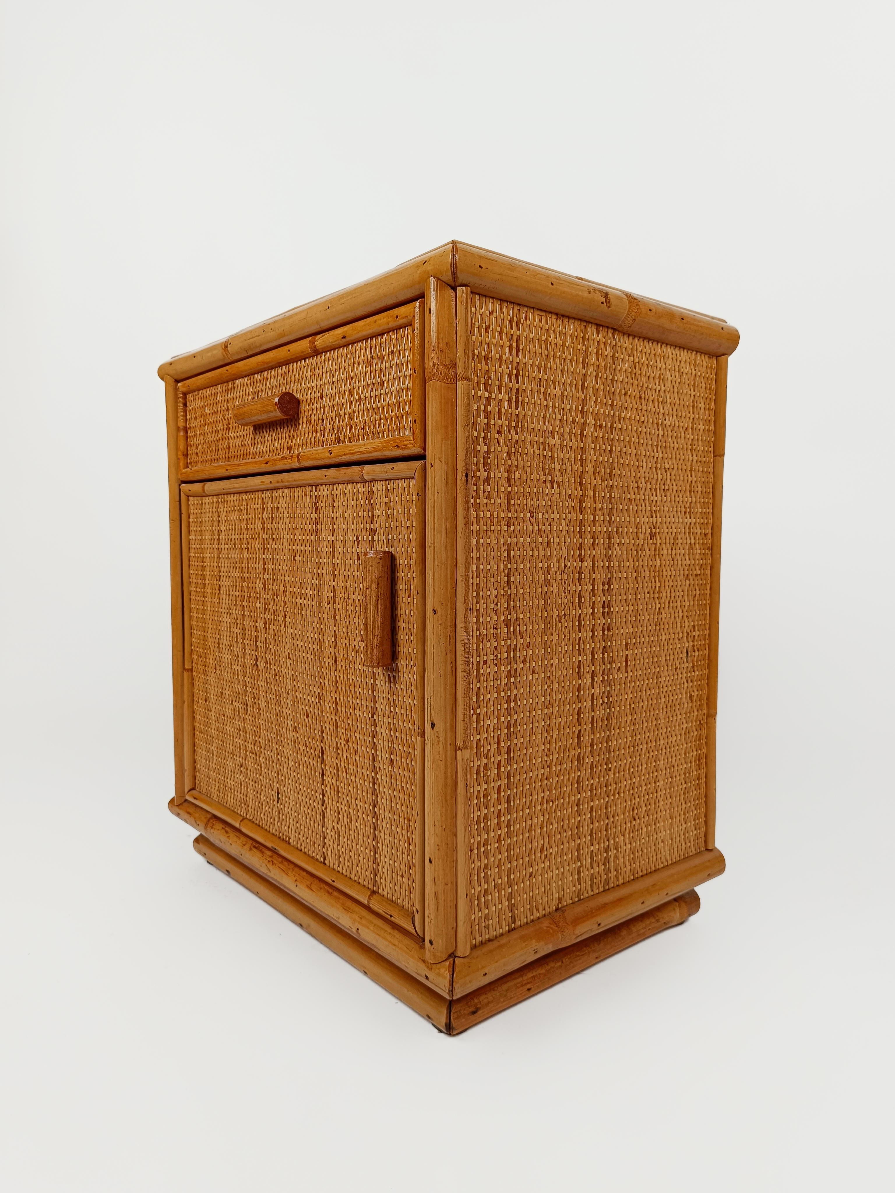 a pair of vintage bedside tables dating back to the 60s and 70s and certainly made in Italy.
The structure of these Mid Century Modern Night stands is in beech wood and plywood, stable and solid, they are entirely covered with a thick wicker