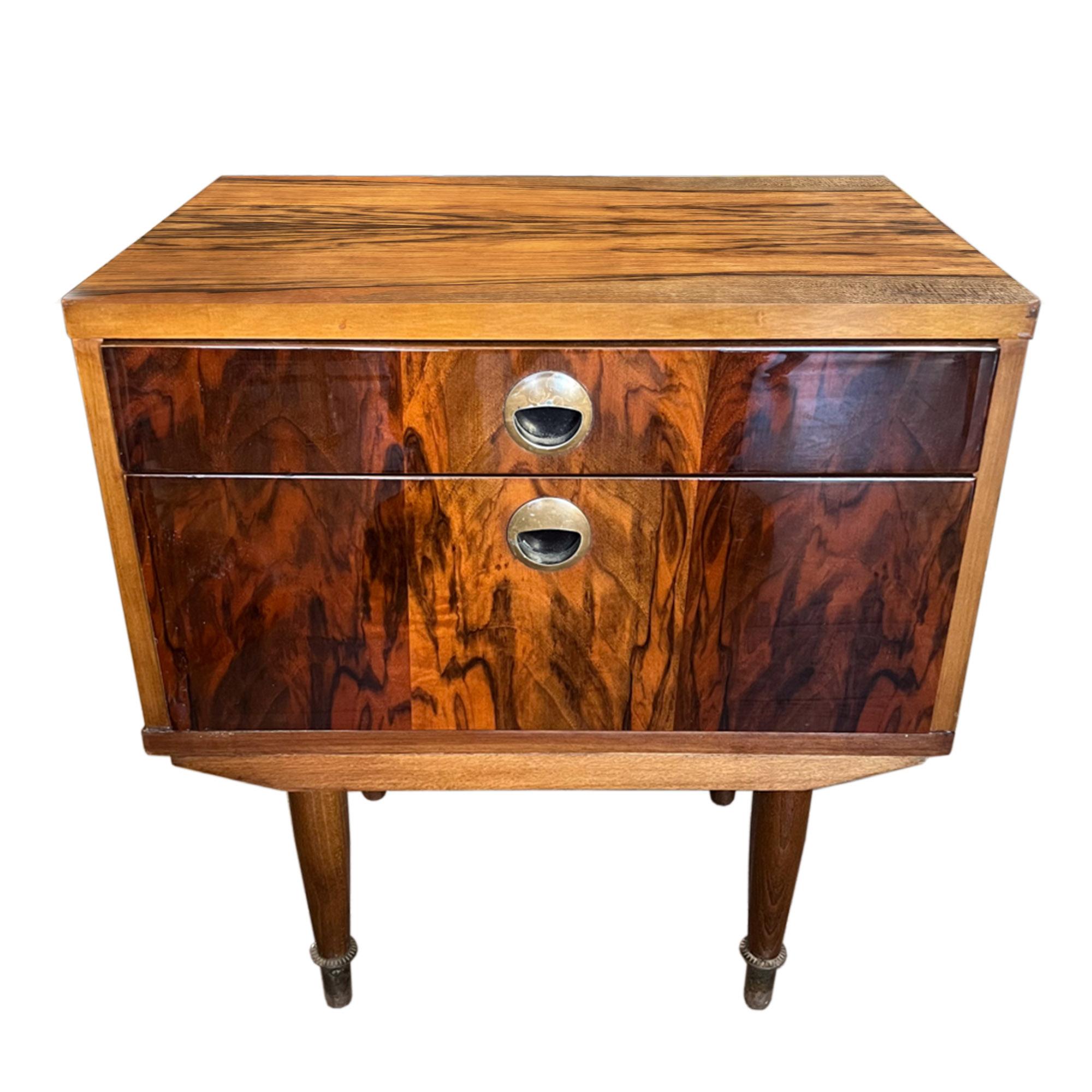 A gorgeous pair of nightstands, made in Italy in the 1960s. 
Beautifully made with fine veneer and stylish brass handles.

Please take a look at all our pictures to see the storage space and the lovely warm colours. 

Fantastic Italian midcentury