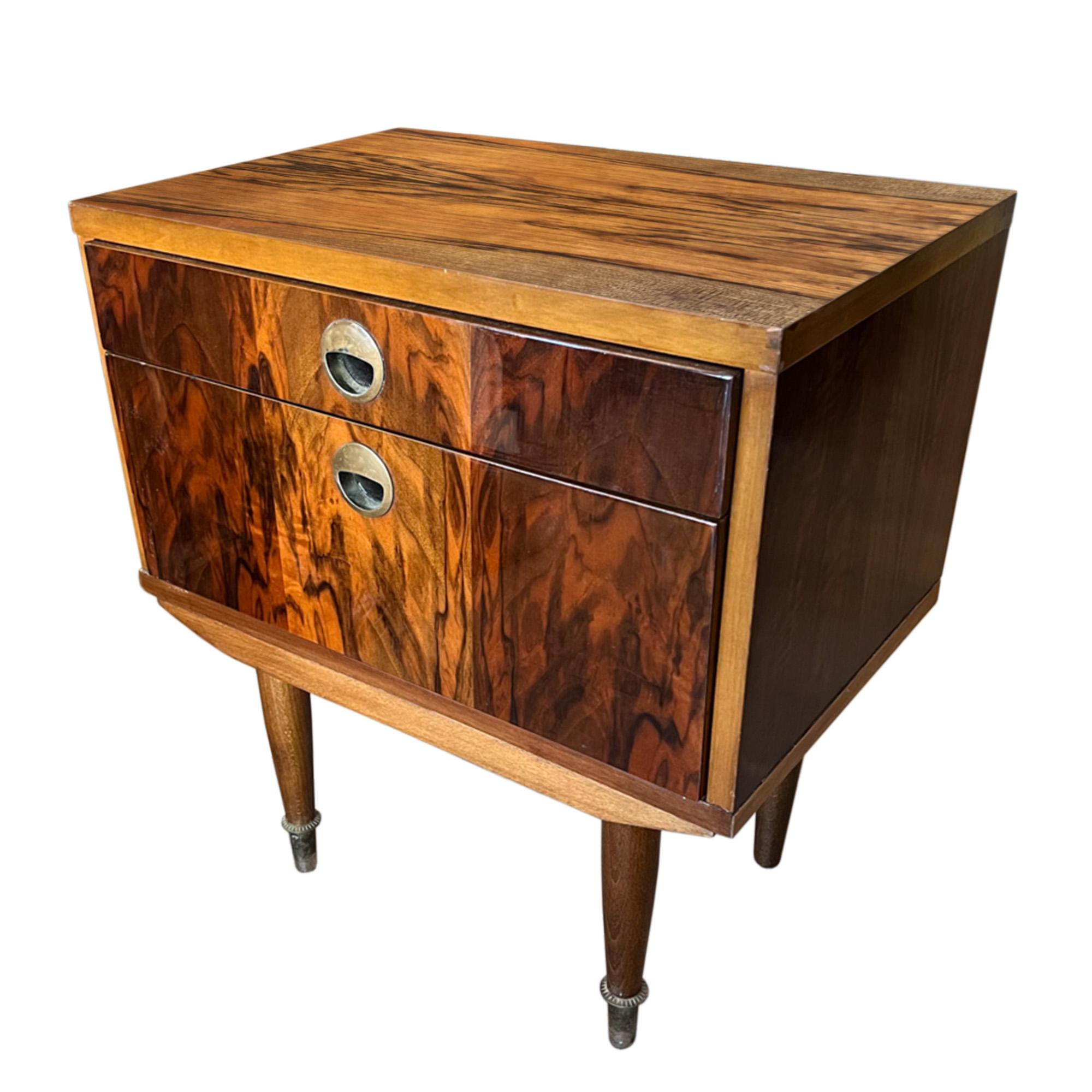 Mid-Century Modern Pair of Italian Midcentury Nightstands For Sale