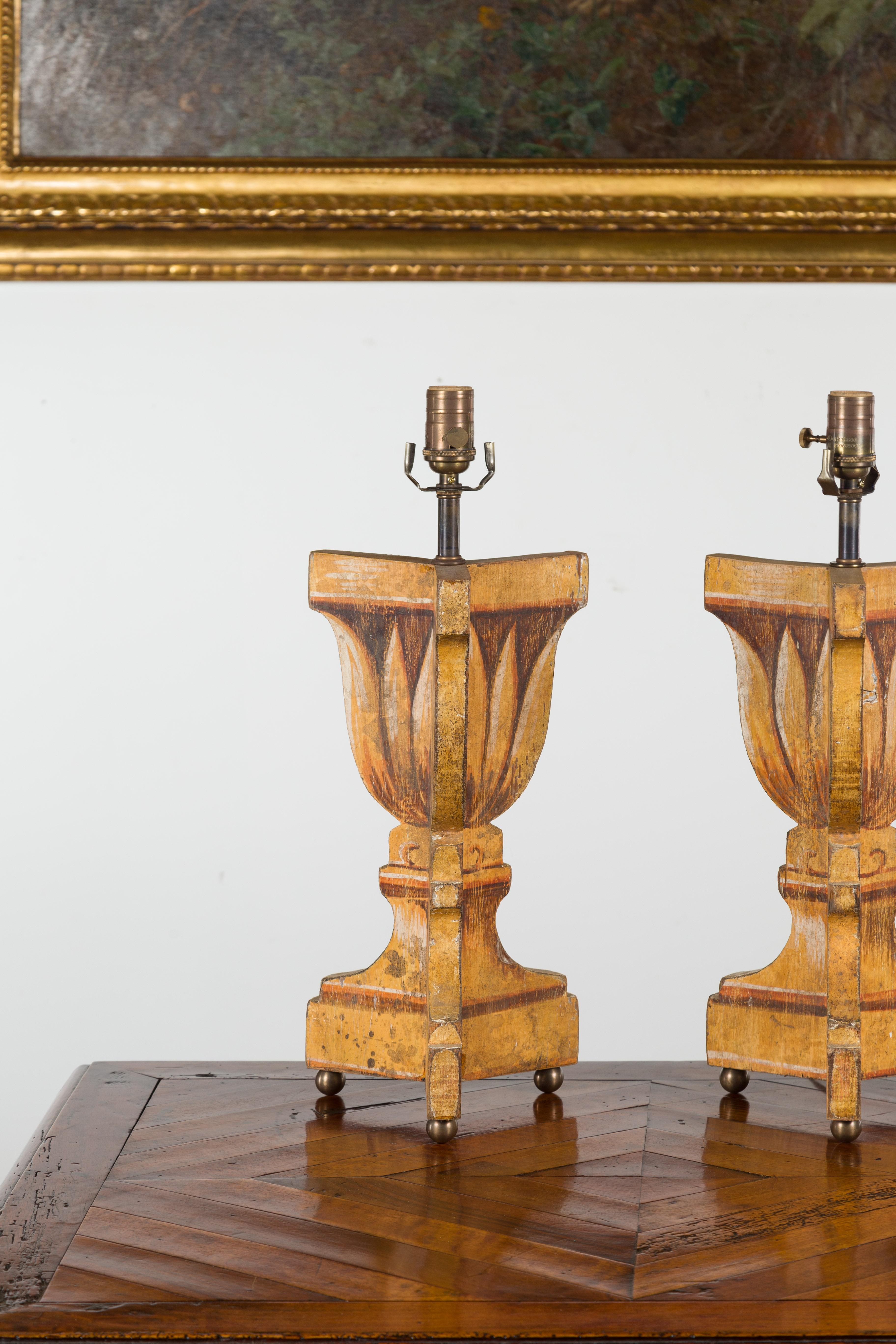 Mid-Century Modern Paire de lampes de bureau italiennes du milieu du siècle dernier peintes et sculptées avec feuillage stylisé en vente