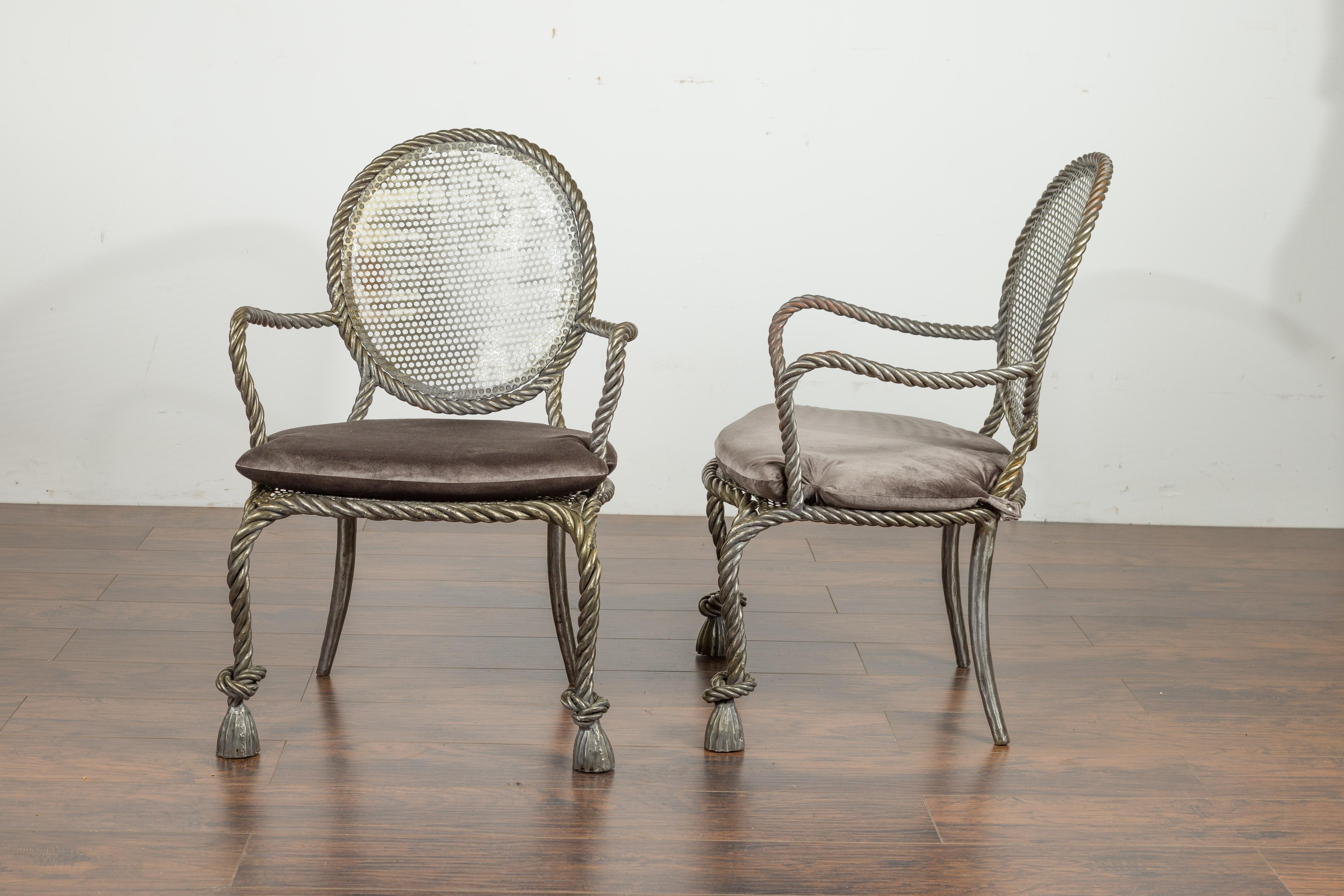 Paar italienische Seilsessel aus poliertem Stahl aus der Mitte des Jahrhunderts mit Samt-Kissen im Angebot 8