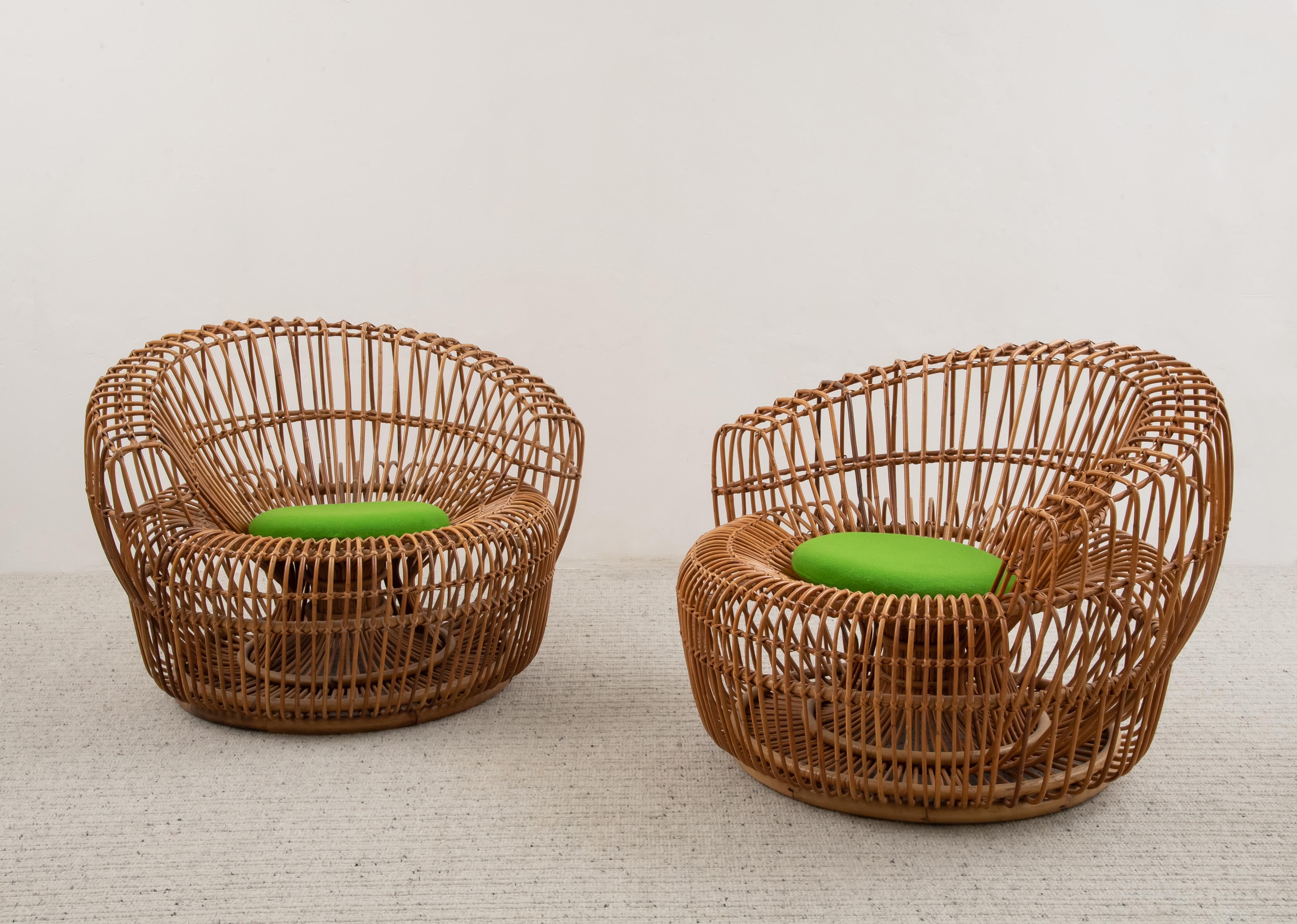 italienisches Design
Paar Rattan-Sessel, um 1950
MATERIAL: Handgeflochtenes Rattan
Abmessungen: H 70 x 100 x 93 cm
Dieses elegante Paar Rattan-Korbsessel ist ein gekonntes Beispiel für italienische Handwerkskunst und vereint ein modernes