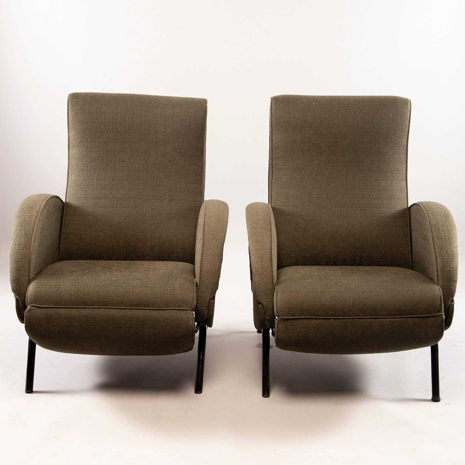 Pair of circa 1960s reclining armchairs in style of Marco Zanuso by Italian maker Dormiveglia Brevettatata. Chairs have black metal tubular frames and legs with high backs, curvy rounded arms and reclining seats. Recliner mechanism is