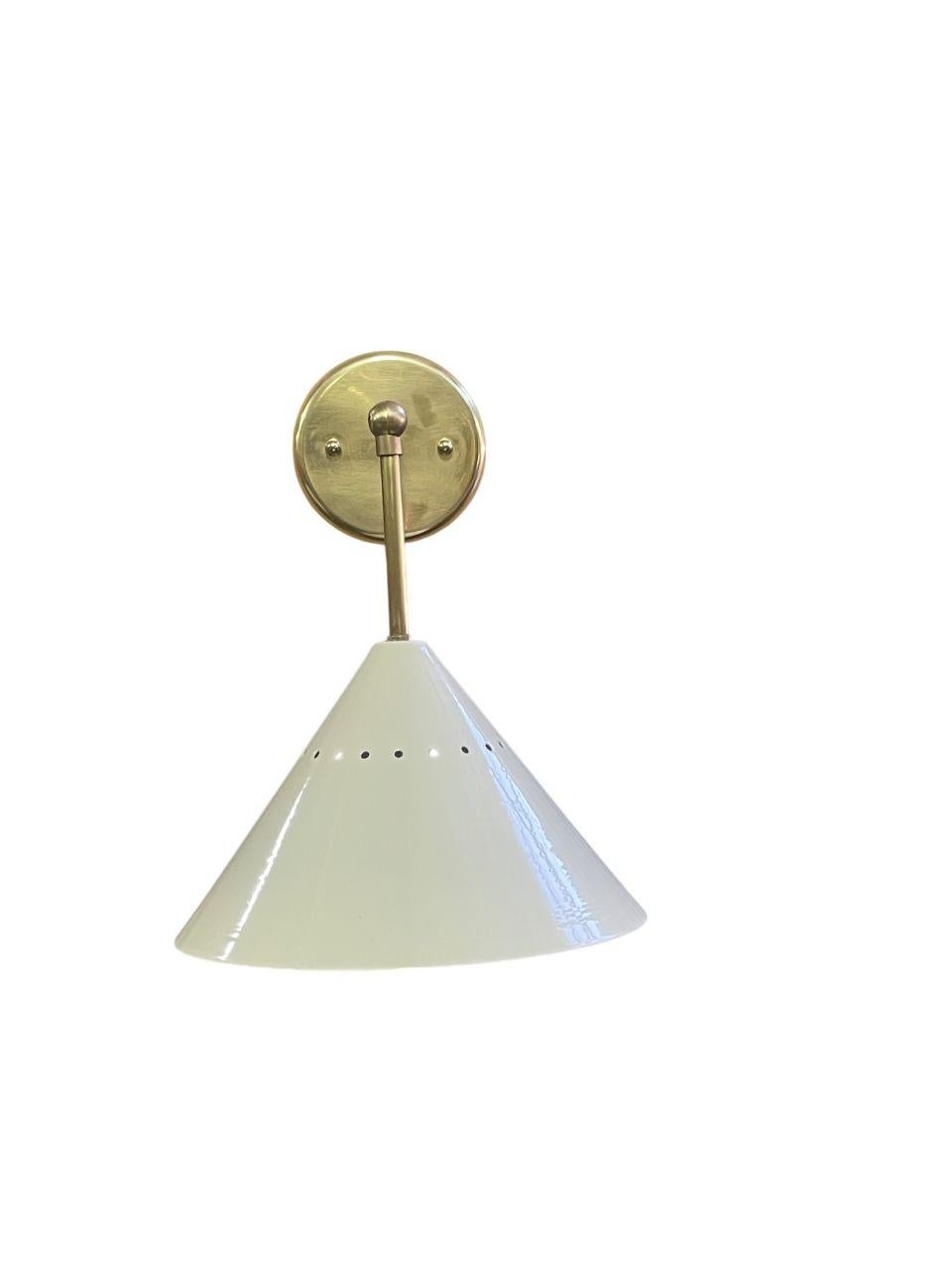 Paire d'appliques italiennes avec abat-jour émaillé et pendentif assorti dans le style de Stilnovo Bon état - En vente à Los Angeles, CA