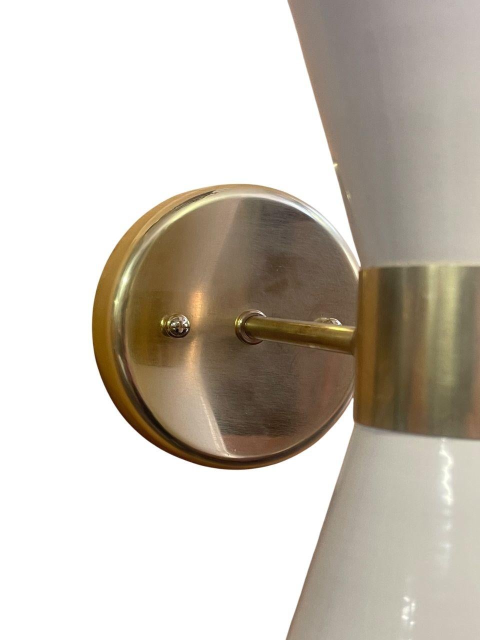 Paire d'appliques italiennes avec abat-jour émaillé et pendentif assorti dans le style de Stilnovo en vente 3