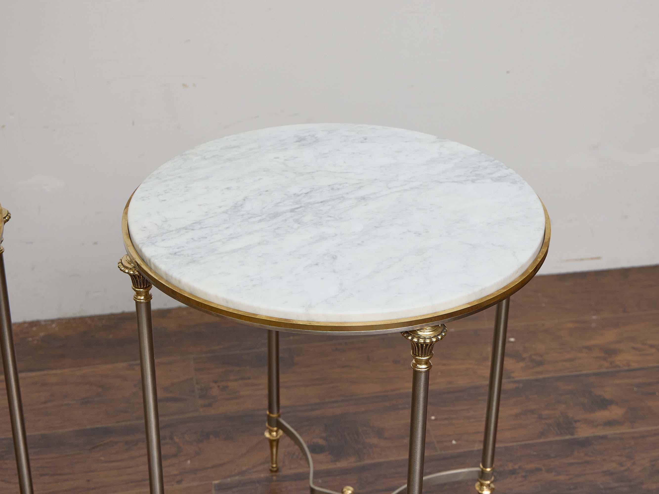Paar italienische Beistelltische aus Stahl und Messing aus der Mitte des Jahrhunderts mit Marmorplatten im Angebot 4