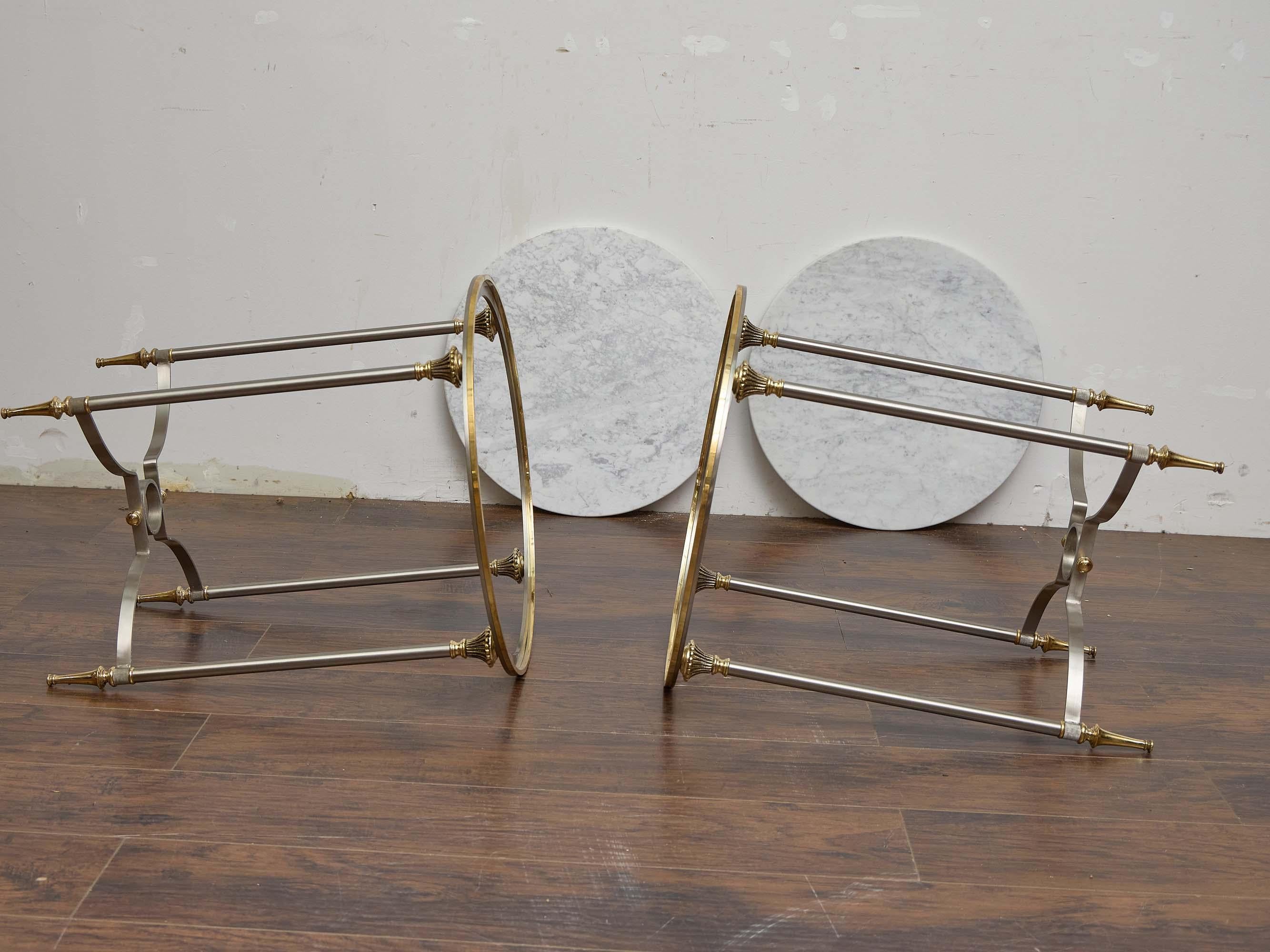 Paar italienische Beistelltische aus Stahl und Messing aus der Mitte des Jahrhunderts mit Marmorplatten im Angebot 9