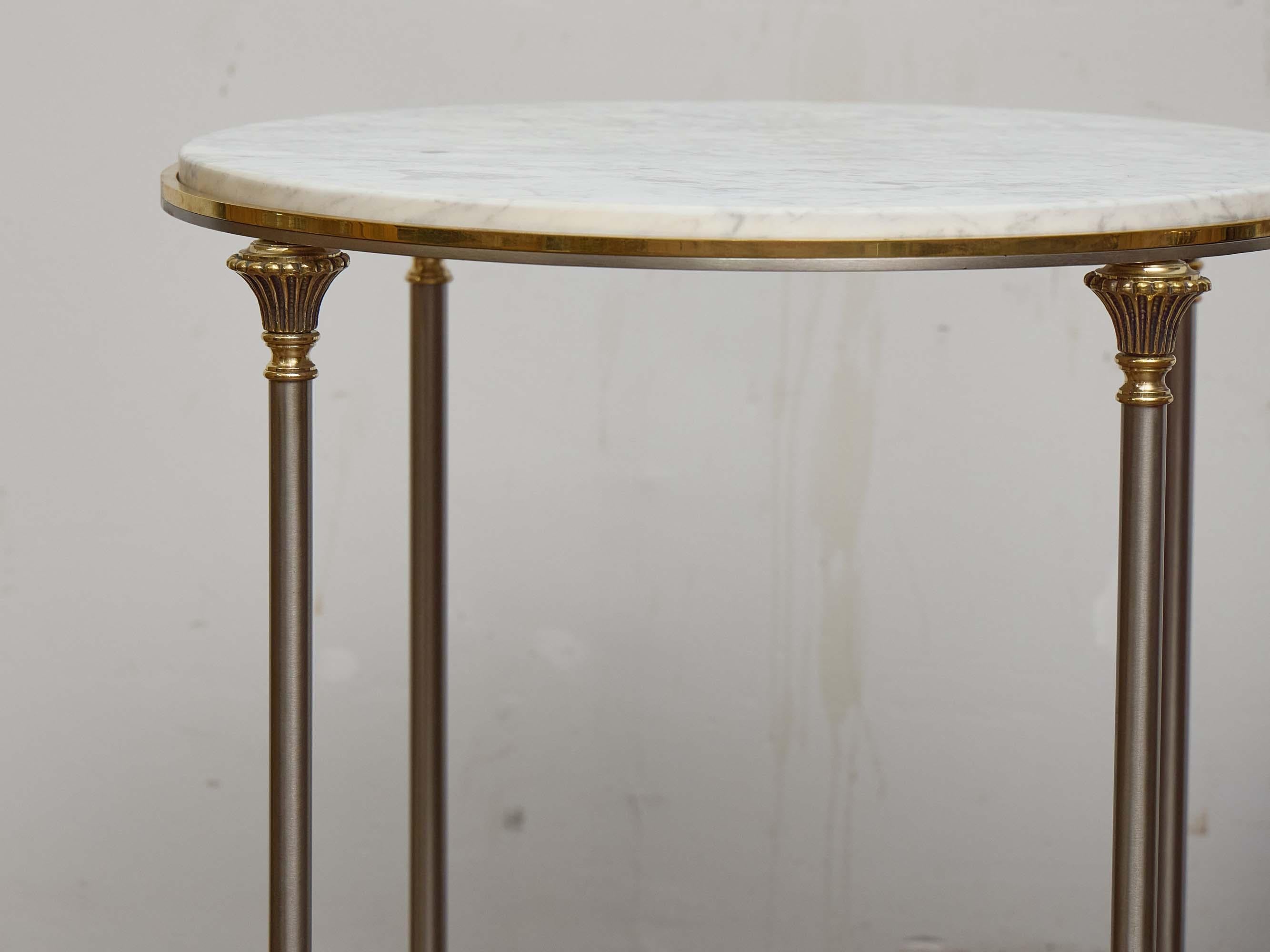 Paar italienische Beistelltische aus Stahl und Messing aus der Mitte des Jahrhunderts mit Marmorplatten (Moderne der Mitte des Jahrhunderts) im Angebot