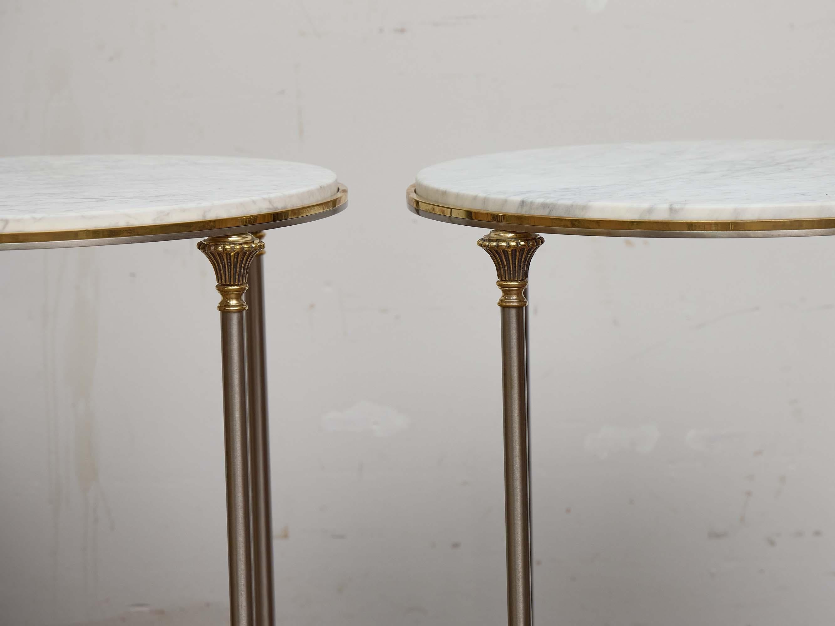 Paar italienische Beistelltische aus Stahl und Messing aus der Mitte des Jahrhunderts mit Marmorplatten (Italienisch) im Angebot
