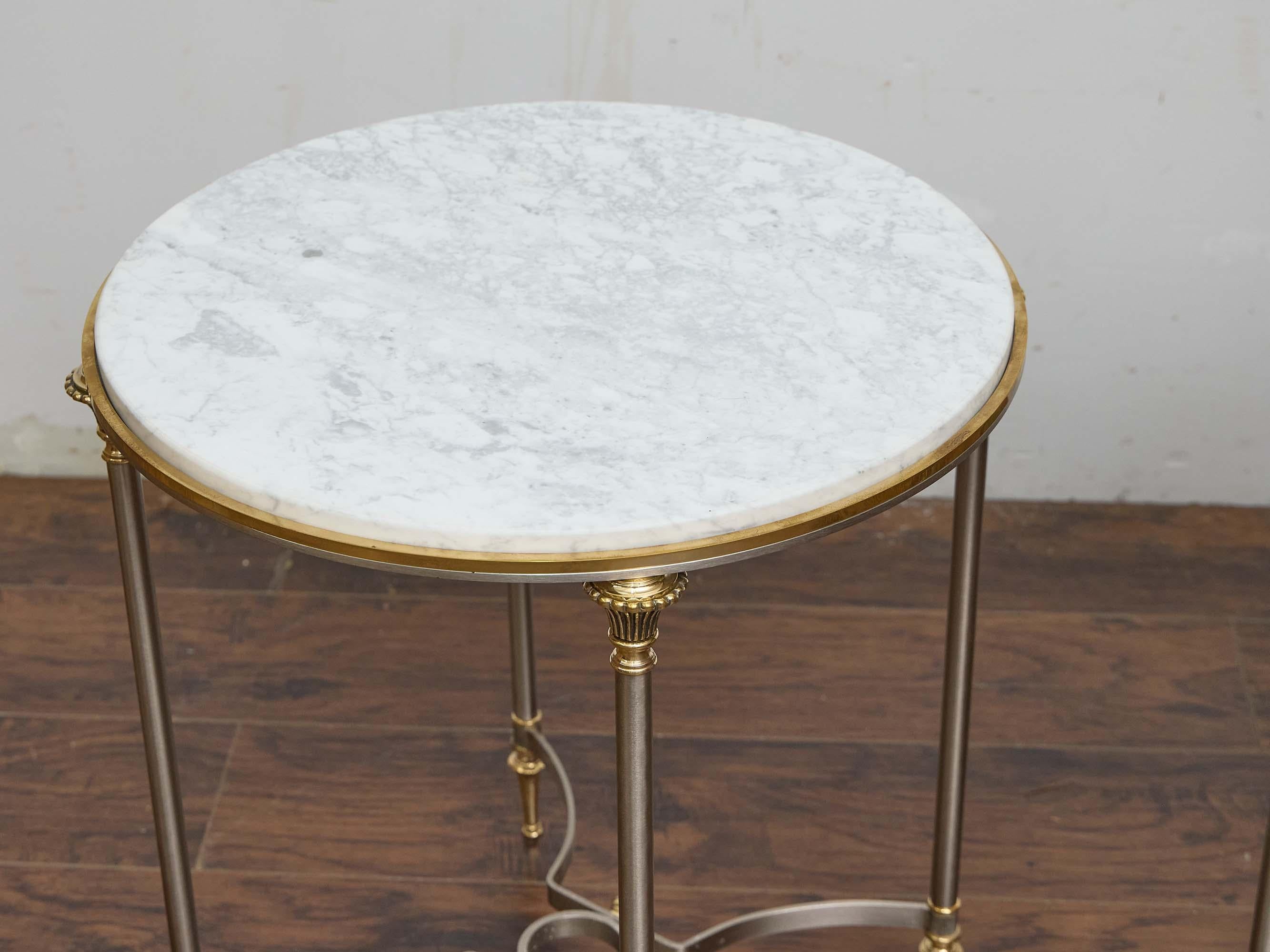 Paar italienische Beistelltische aus Stahl und Messing aus der Mitte des Jahrhunderts mit Marmorplatten im Angebot 3