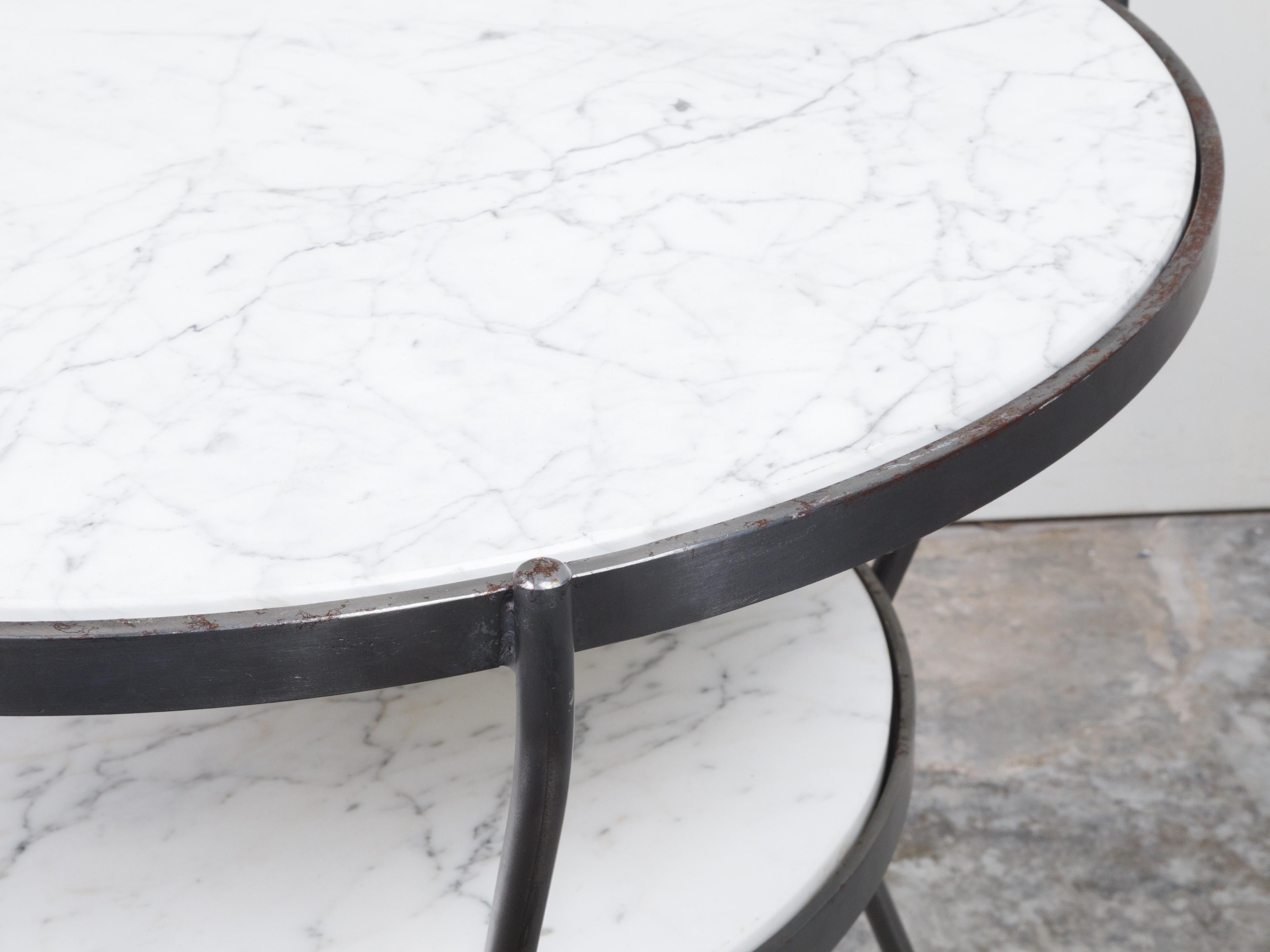 20ième siècle Paire de tables d'appoint italiennes en acier du milieu du siècle dernier avec plateau en marbre et étagères en vente