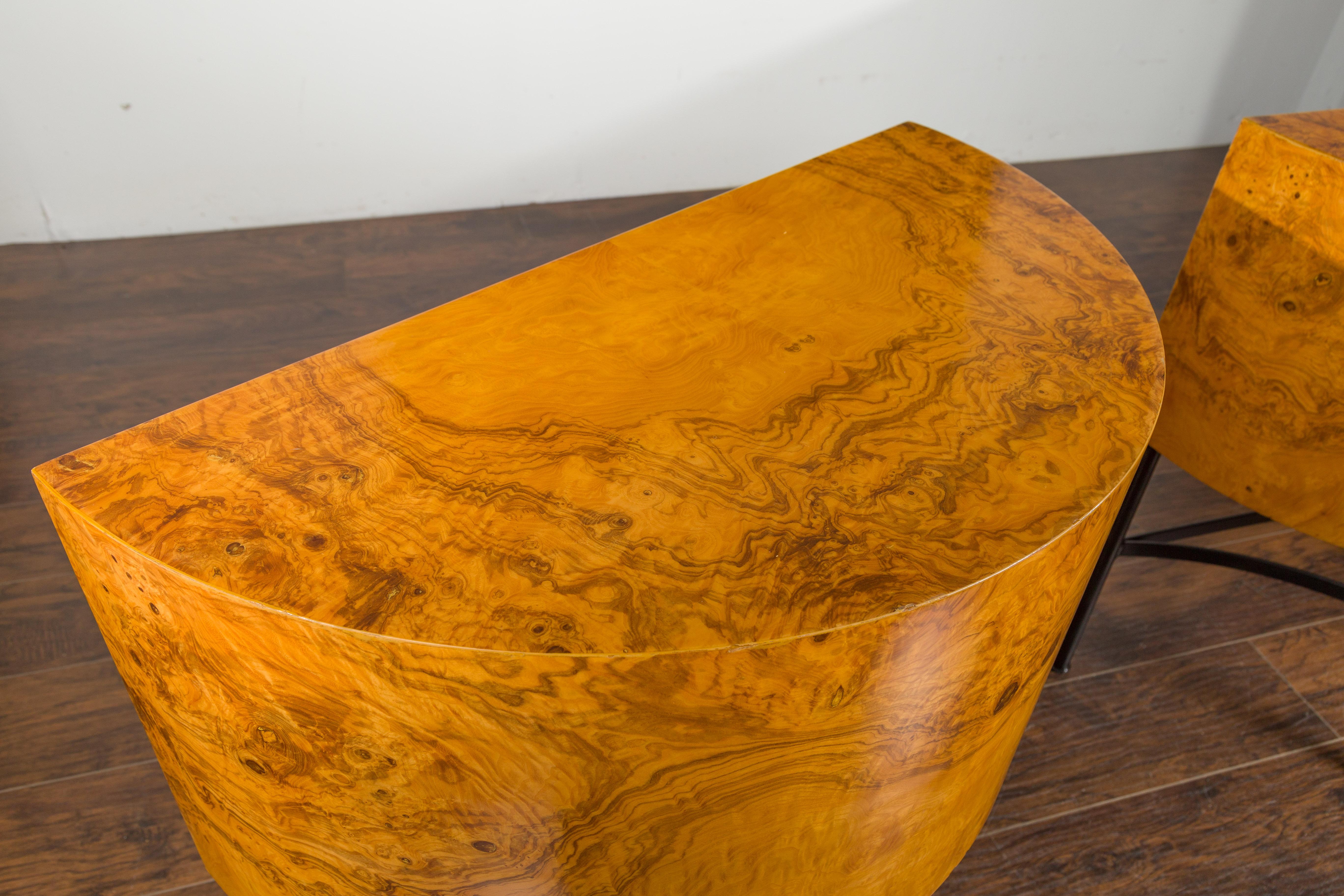Paar italienische Demilune-Tische aus Nussbaumholz auf maßgefertigten Eisensockeln aus der Mitte des Jahrhunderts im Angebot 5