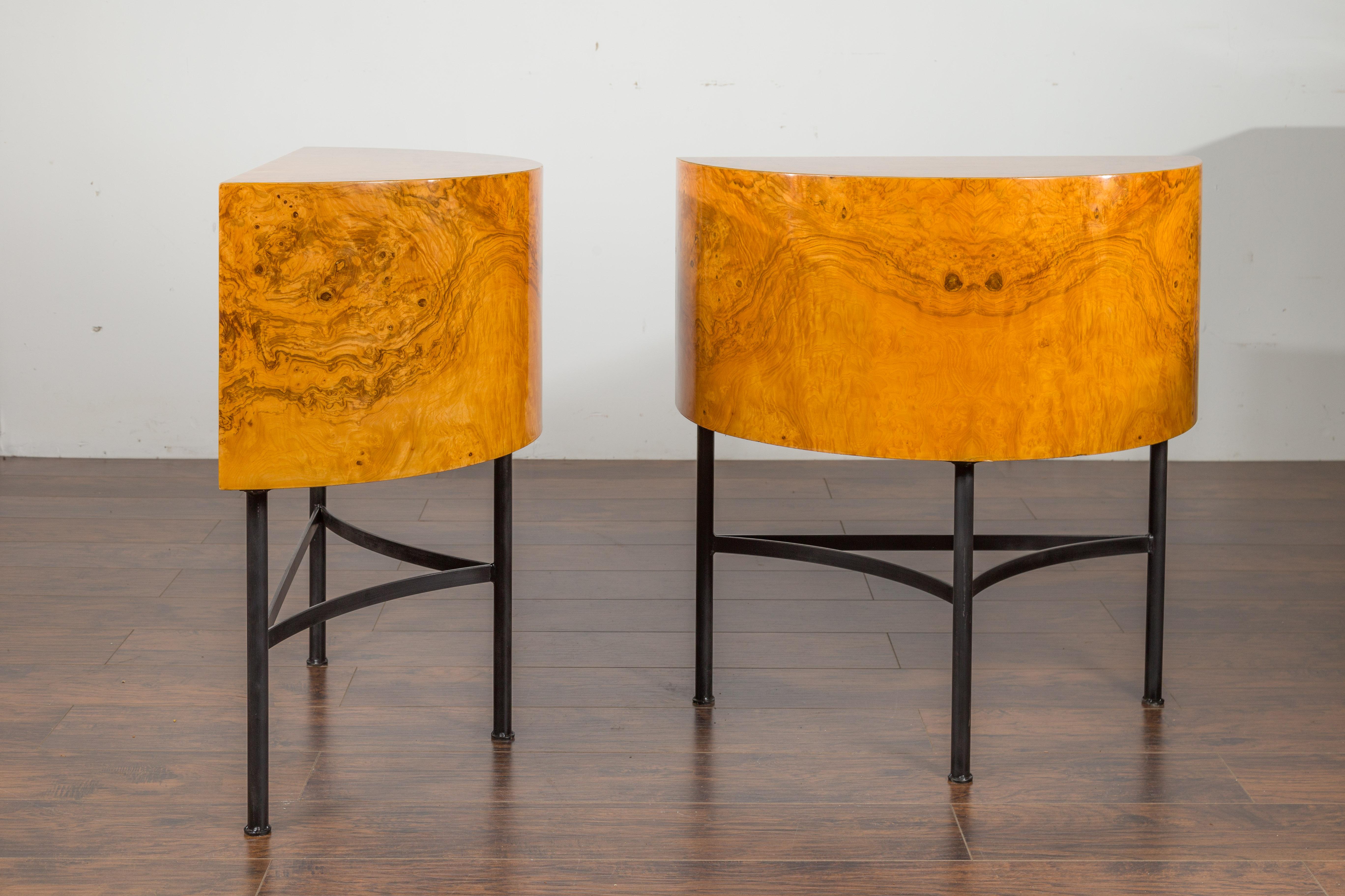 Paar italienische Demilune-Tische aus Nussbaumholz auf maßgefertigten Eisensockeln aus der Mitte des Jahrhunderts im Angebot 8