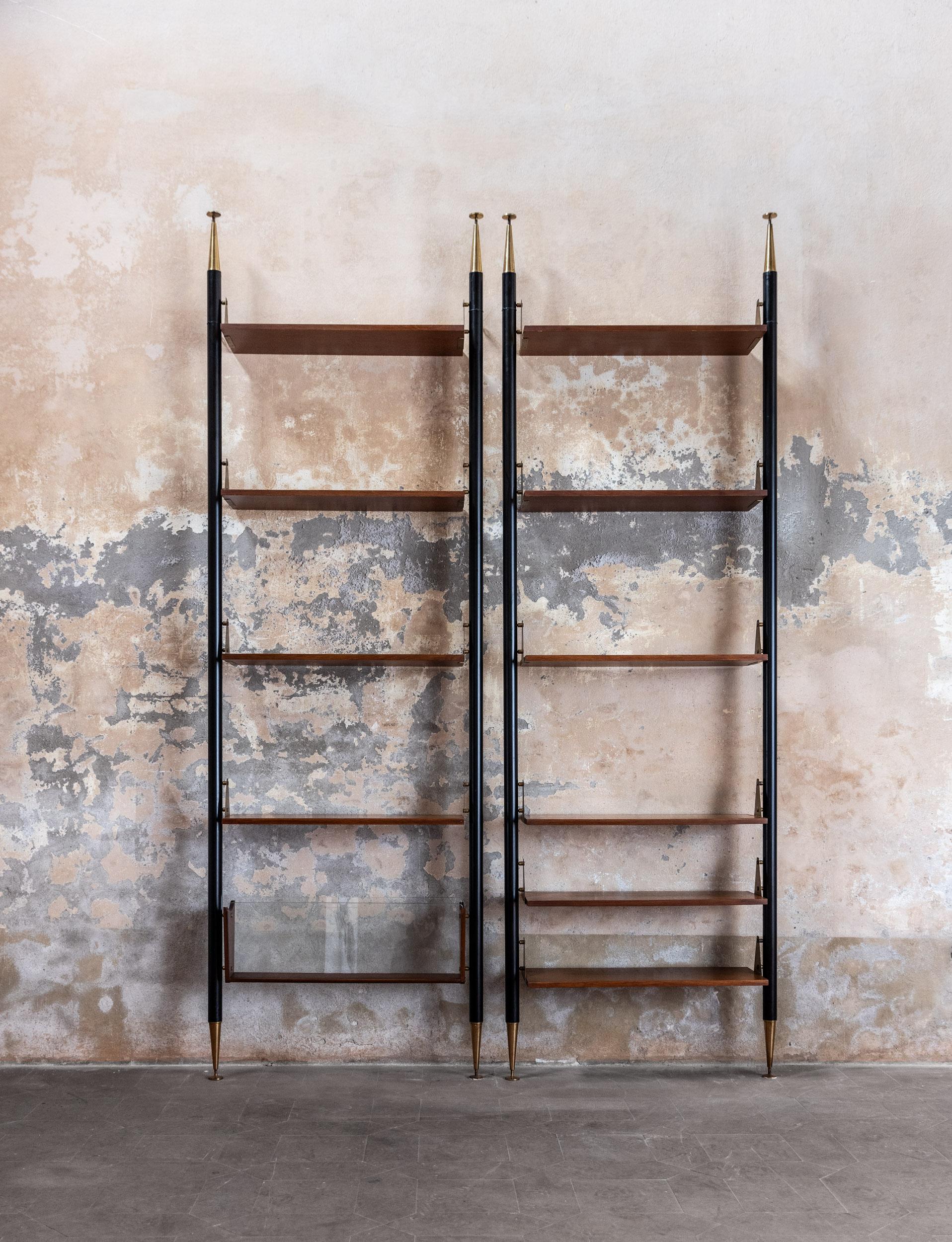 Pair of italian midcentury bookcases attributed to Stildomus.
Elegant black laquered metal and brass legs, wood shelves and one glass magazine rack.
Adjustable shelves.